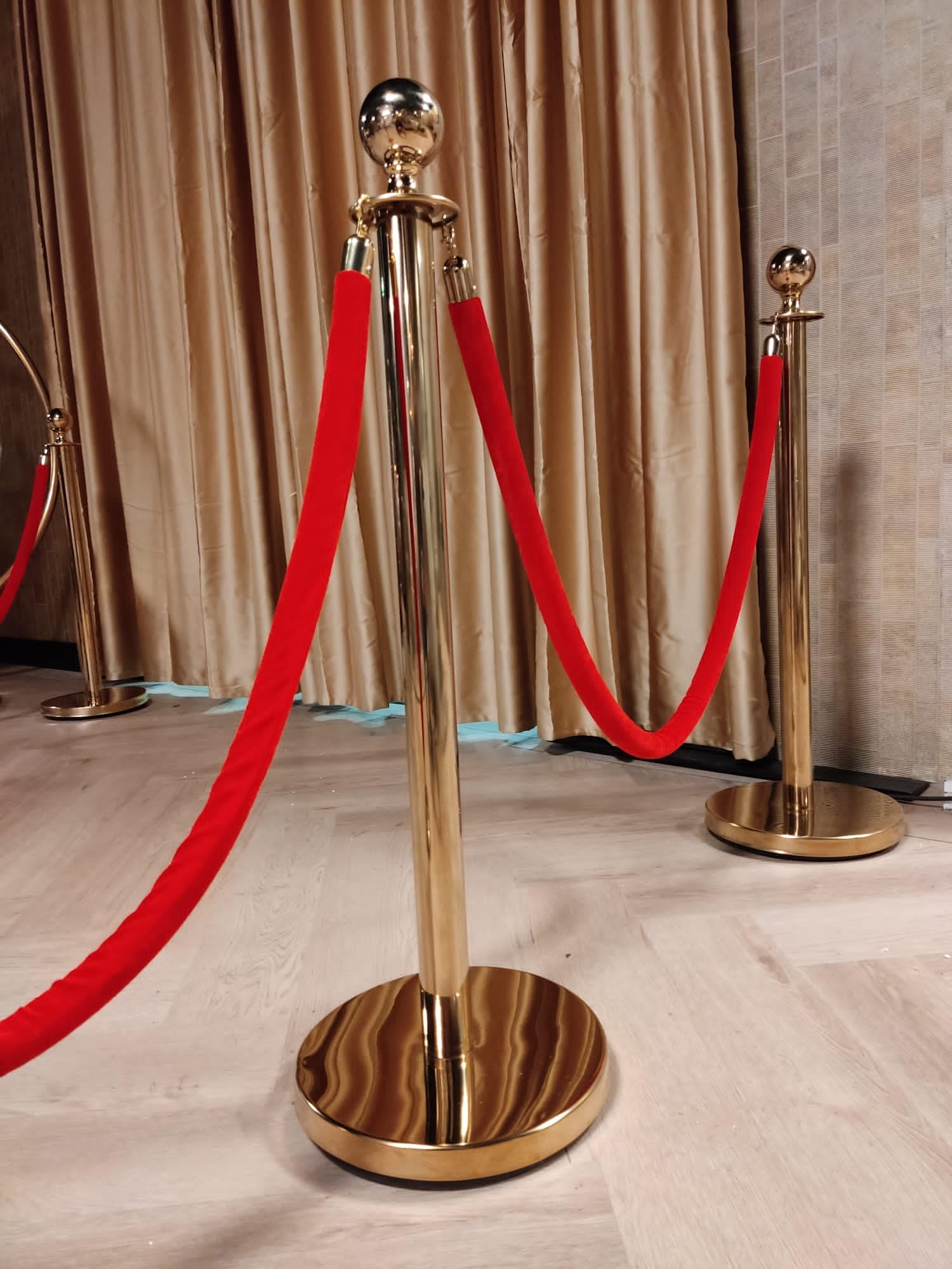 Vip Poteau de dépôt doré 3 pièces - Cordon rouge 150 cm - 6,5 kg par poteau - Poteaux de clôture pour mariage, restaurant et club