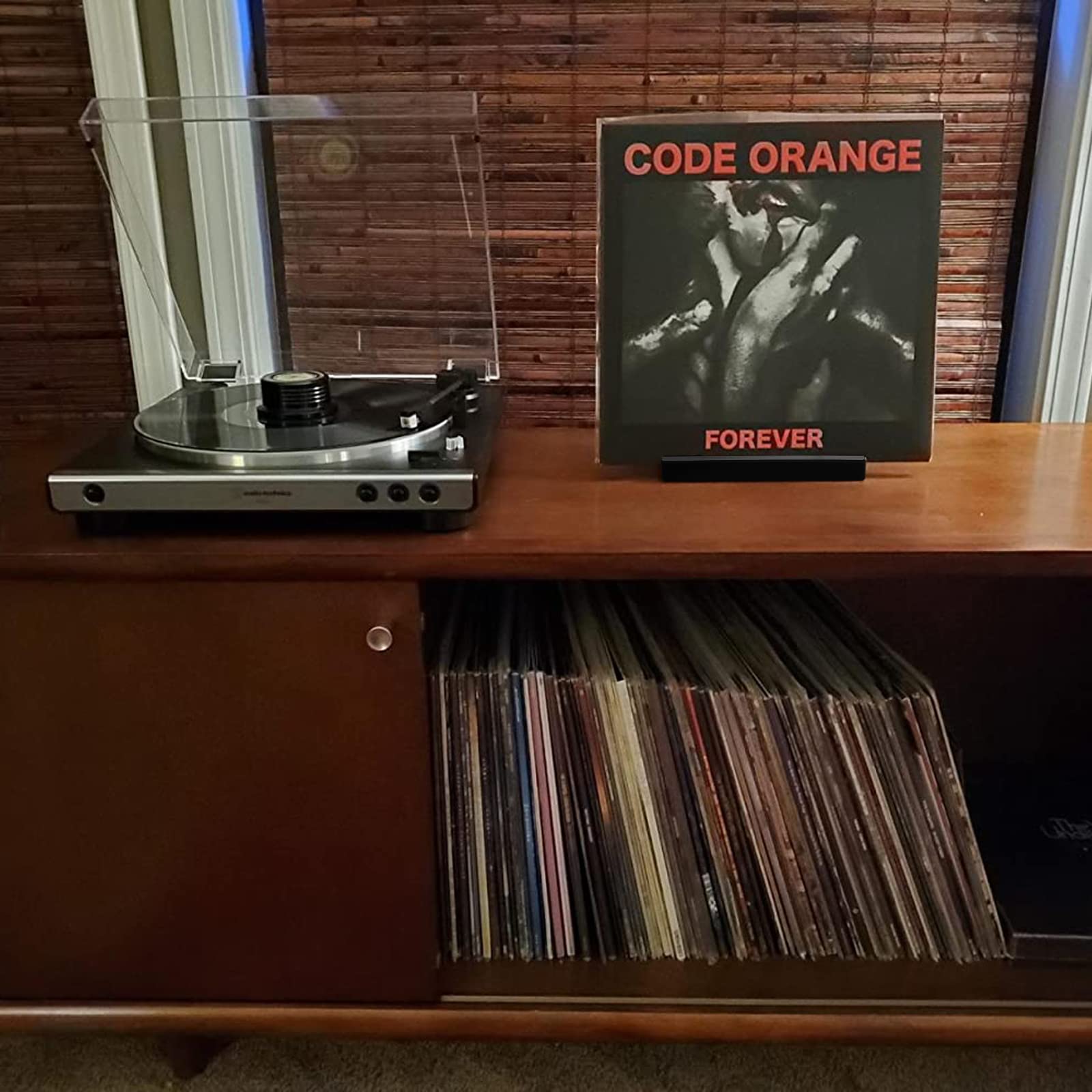 KAZAKA Exhibición de grabación de mesa – Ahora jugando vinilo Record Stand – Moderno y atractivo – Compacto y de acero inoxidable – sostiene 2 puertas gruesas de LP's de forma segura (negro)