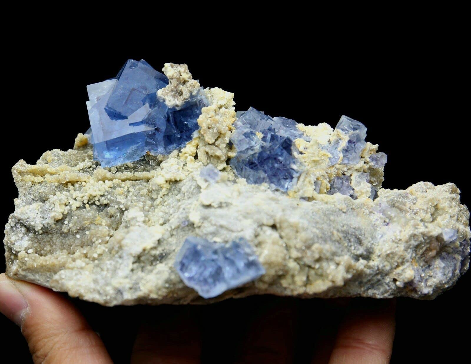 Amazon.co.jp: 天然水晶の原石 748g 希少な透明なブルーキューブ蛍石と