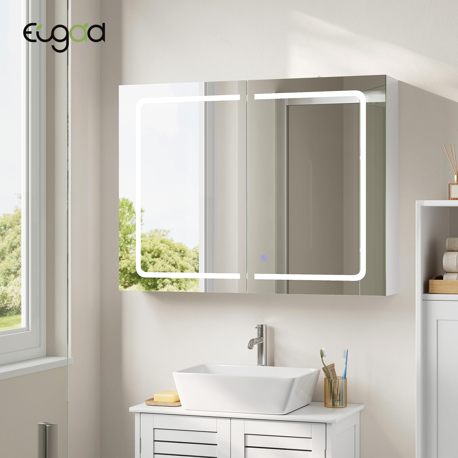 EUGAD Mobile Bagno con Specchio e Luce, Armadietto Bagno a 3 Porte con Ripiani Regolabili, Ganci e Prese, Luce Tattile a 3 Colori, per Appartamento, Bianco (80x14,5x60 cm)