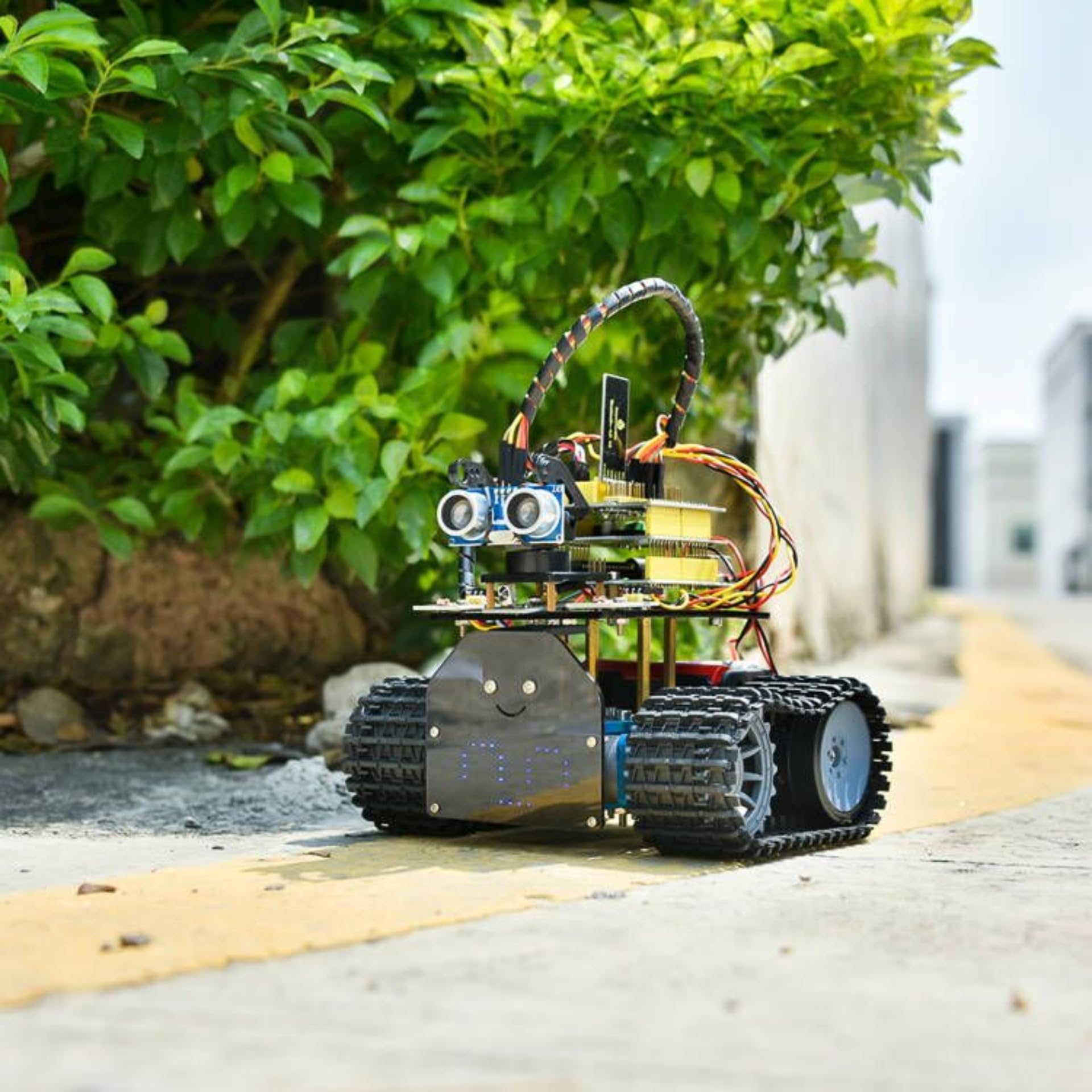 KEYESTUDIO Smart Robot Car Kit zestaw kompatybilny z Arduino IDE elektronika z mikrokontrolerem, moduł śledzenia linii, czujnik ultradźwiękowy, moduł Bluetooth, robot do zabawy dla dzieci