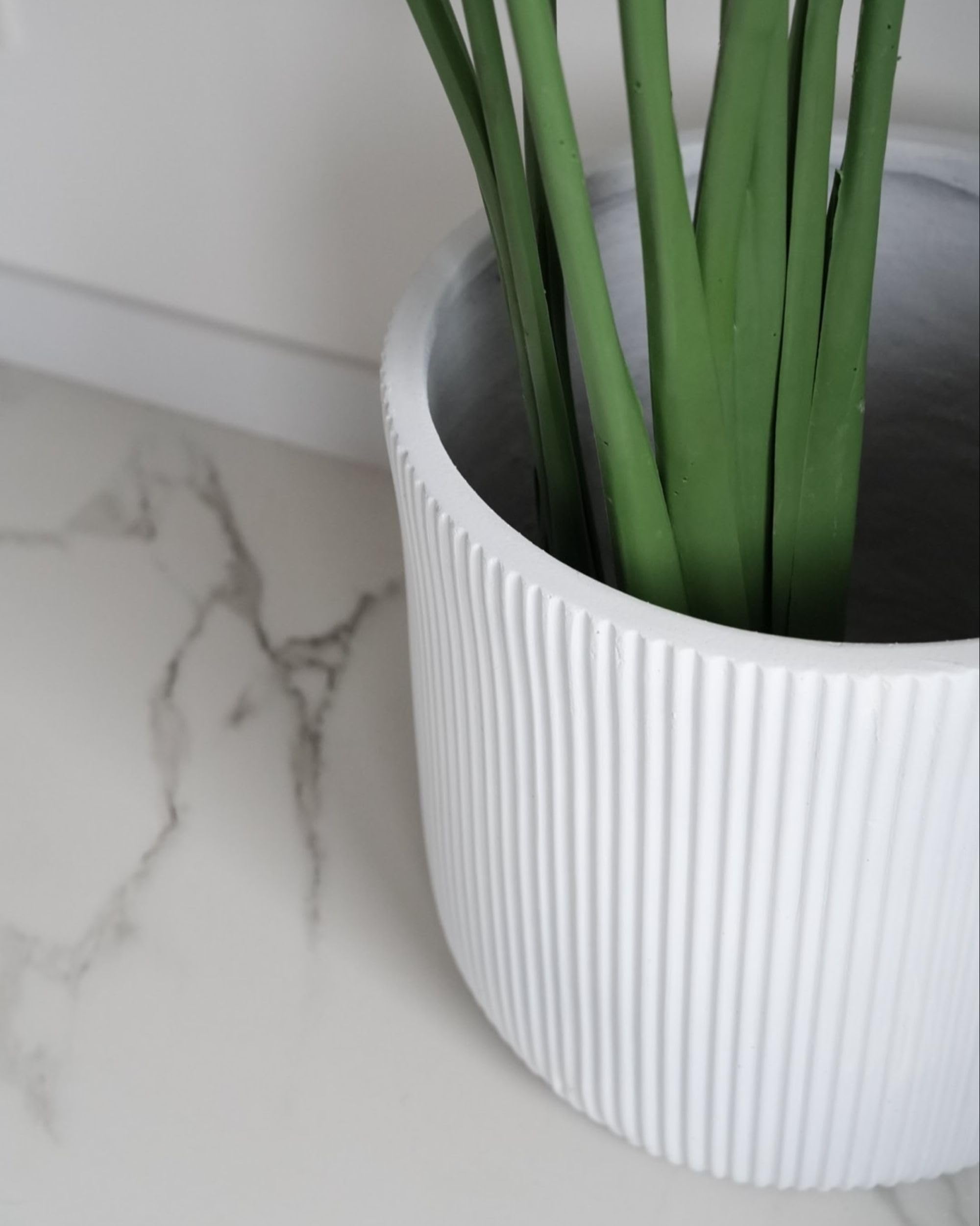 Blumentopf Ton und Glasfaser weiß rund 37 x 37 x 37 cm mit Rillen modern Oreoi
