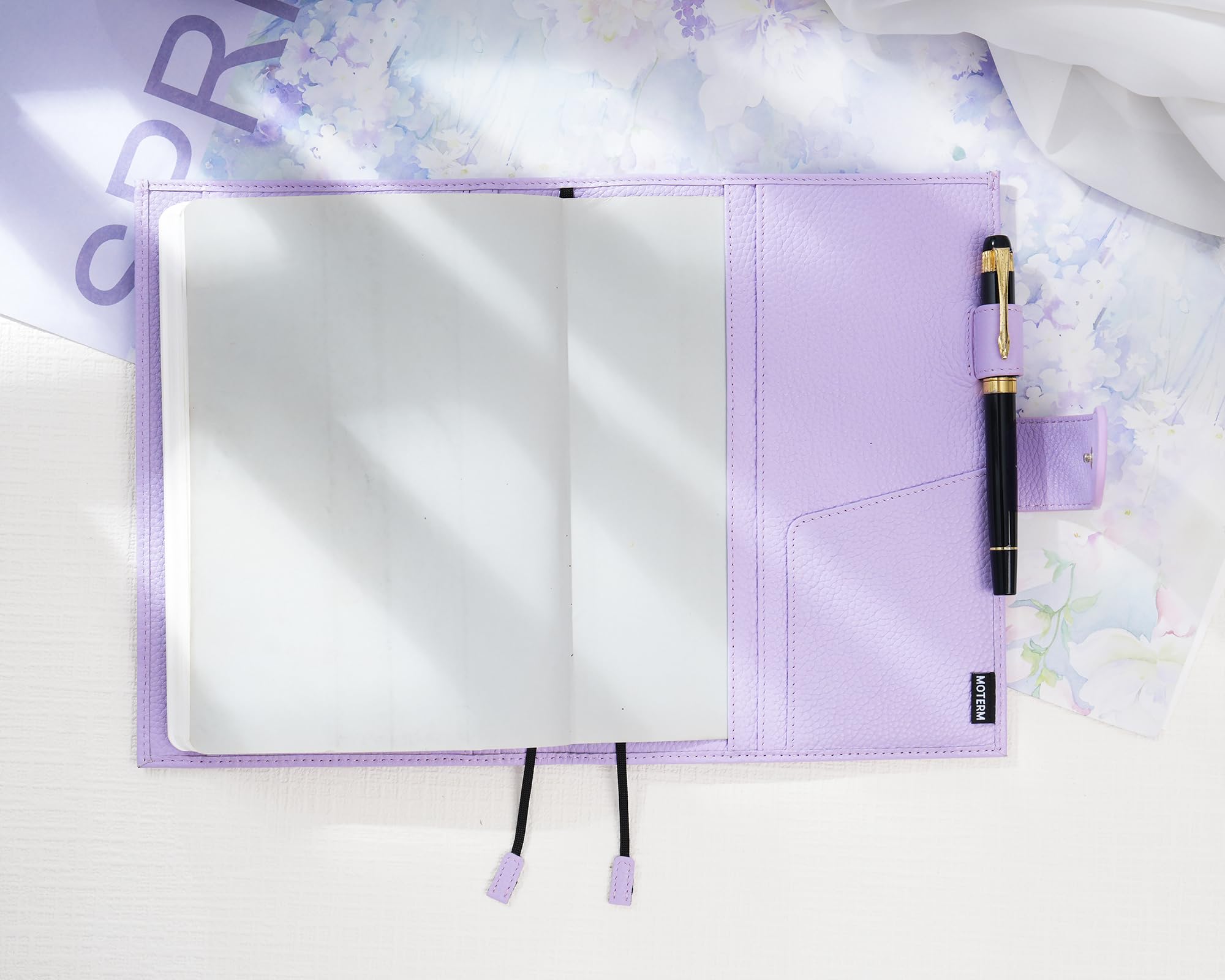 Moterm Leder Cover für A5 Notizbuch - Passt Hobonichi Cousin,Stalogy und Midori MD Planer,mit Stiftschlaufe,Kartenfächer und hintere Tasche (Kiesel-Lavendel)