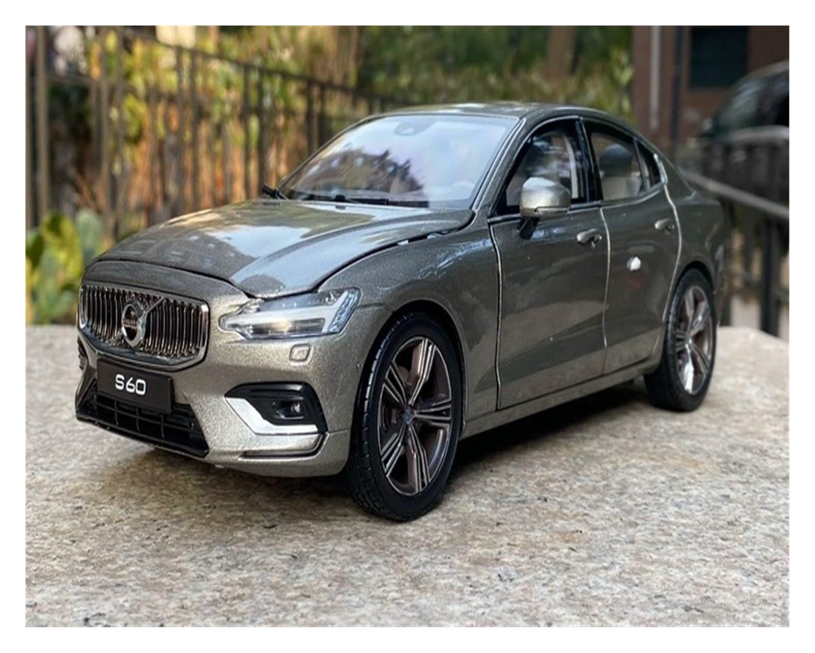 Amazon | ミニカー スケール 1 18 ボルボ S60 合金ダイキャスト