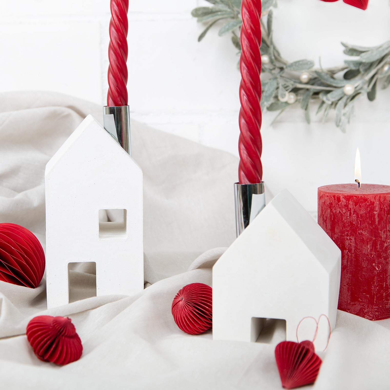 Logbuch-Verlag 4 Stabkerzenhalter Häuser Adventskranz aus Zement weiß Silber Kerzenhalter für Stabkerzen Deko Haus 18 cm