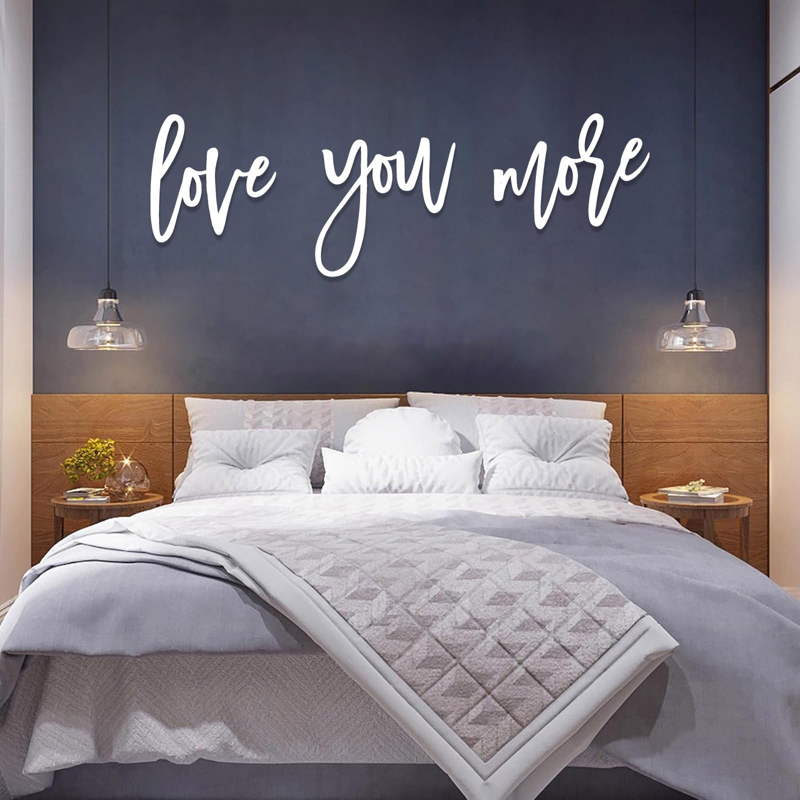 Moderne minimalistische Wanddekoration aus Metall mit dem Schriftzug „Love You More“ für Buchstaben über dem Bett, Schlafzimmer, Hochzeitsgeschenk (Gold 16"x48"|40x121cm)