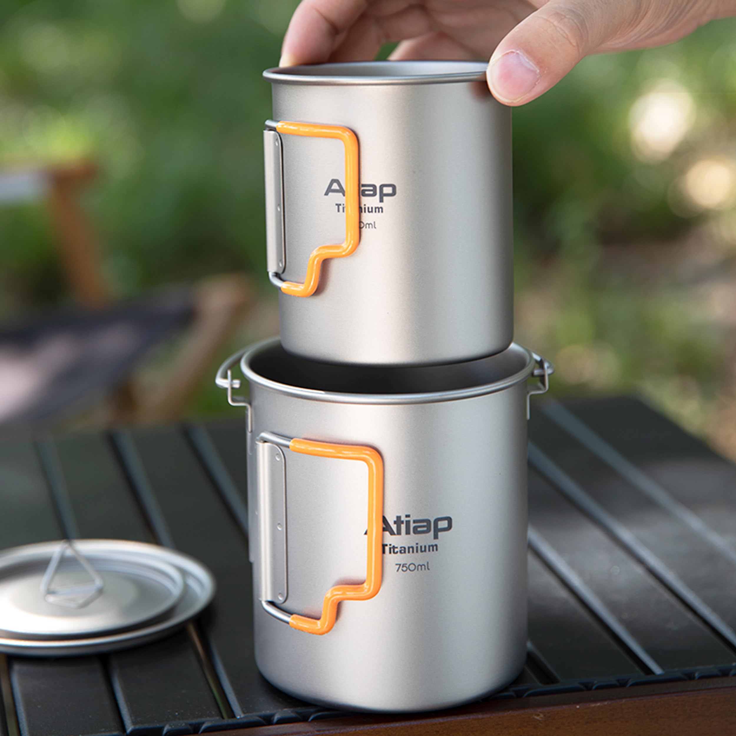 Titan Camping Becher Set Ultraleicht – Outdoor Topf 750ml mit Bügelgriff & Deckel, Camping Tasse mit Klappgriff, Klapplöffel & Netzbeutel – Geschirr Set für Trekking, Wandern, Bushcraft