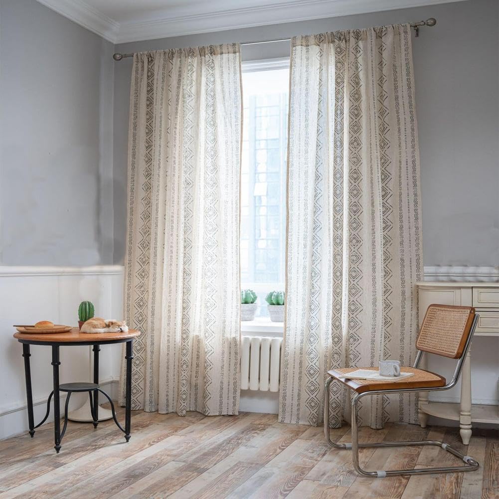 Rideaux géométriques rustiques en coton pour créer un salon cosy au style vintage