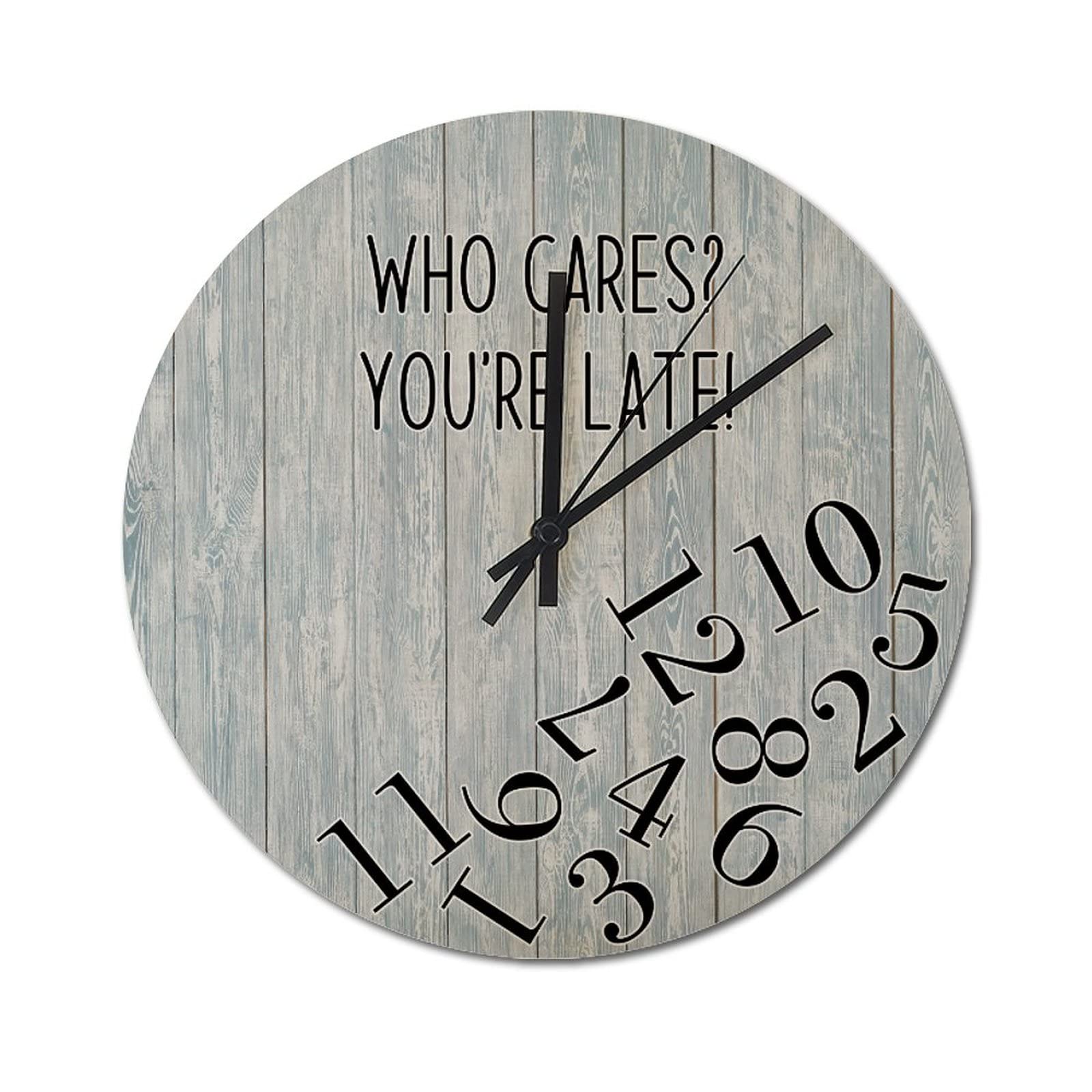 Horloge murale ronde grain de bois contre les murs vides, pendule à quartz rétro 38cm