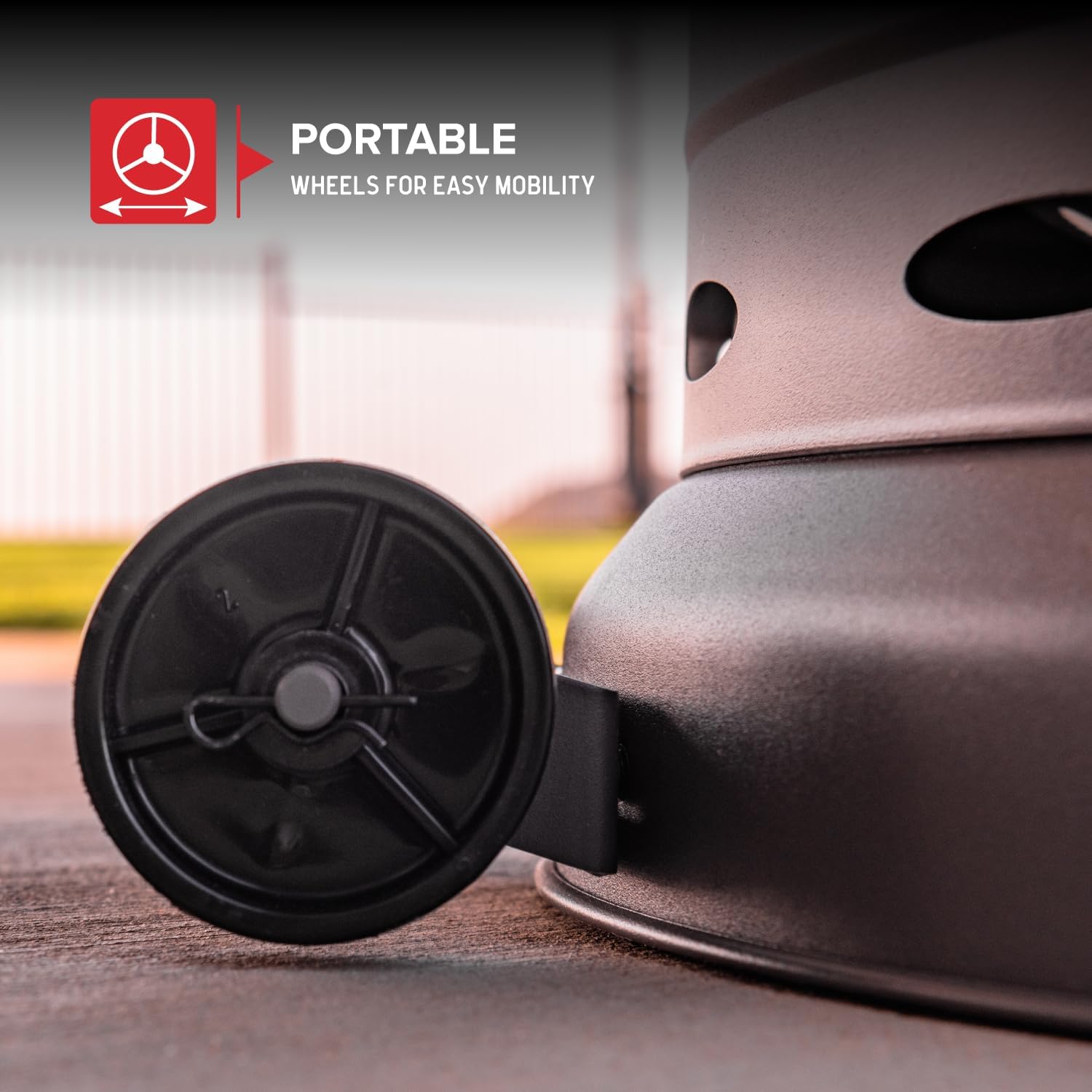 Nærbillede af et hjul fastgjort til basen af terrassevarmeren, hvilket indikerer dens bærbarhed.