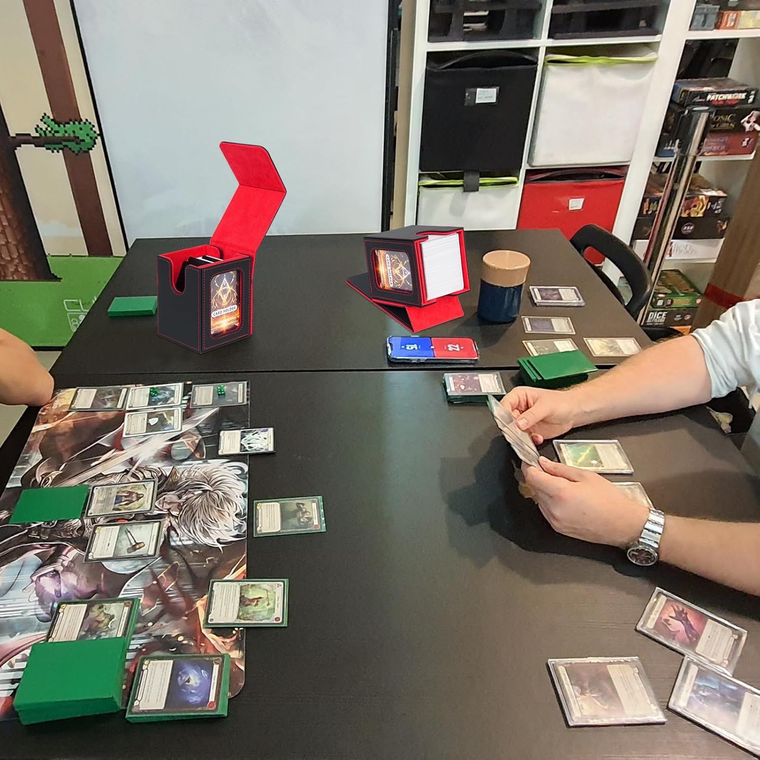 Deck Box con Due Divisori,Magnetic Flip Deck Box Magic mit Display per MTG Magic Commander TCG,Porta Deck Capacità di 100+ Carte,Pelle PU Deckbox,Nero Rosso