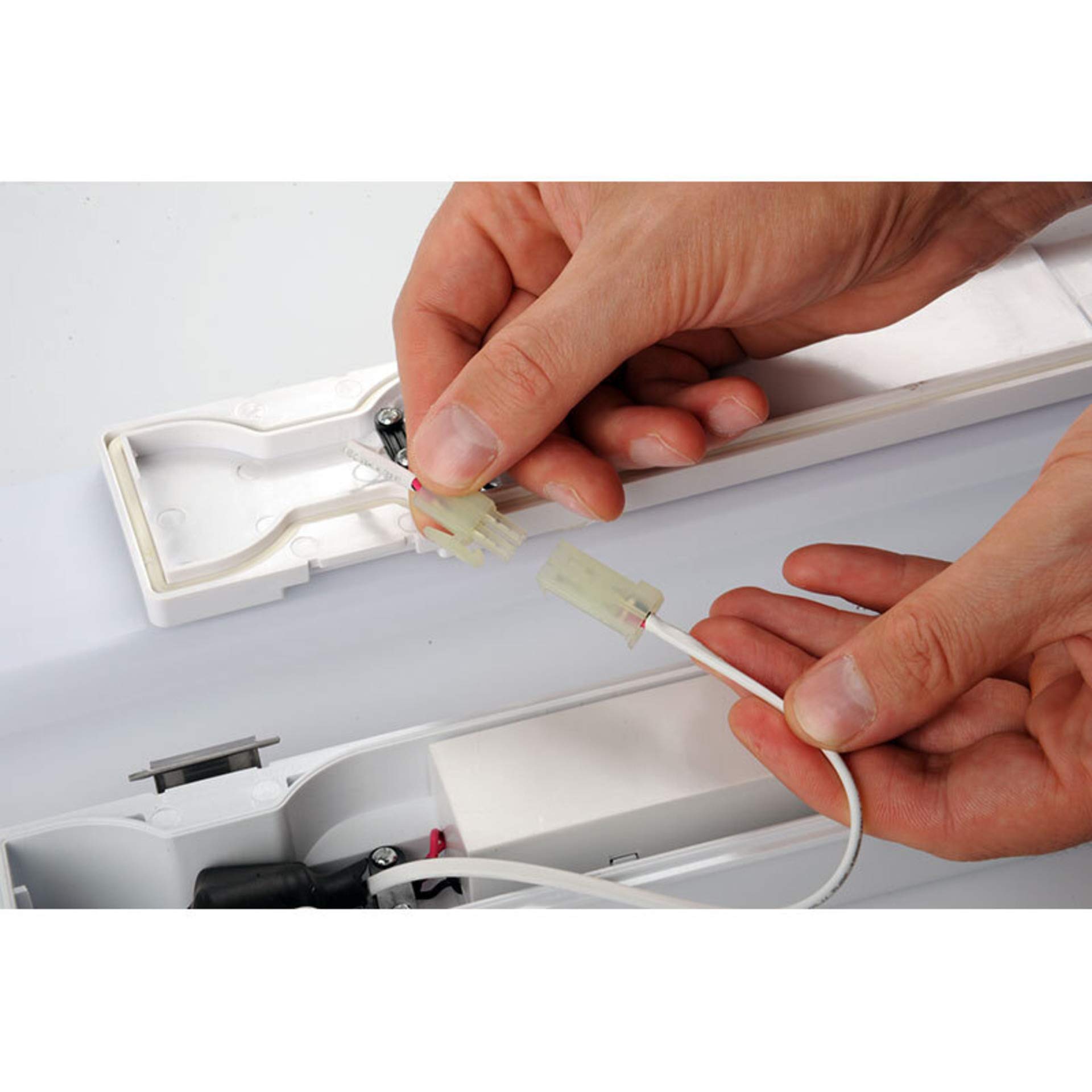 Müller-Licht Aquafix Lampe pour pièces humides IP65, 3800 lm, 4000 K, câblage de passage, connexion électrique centrale, 40 W, blanc, 120 cm