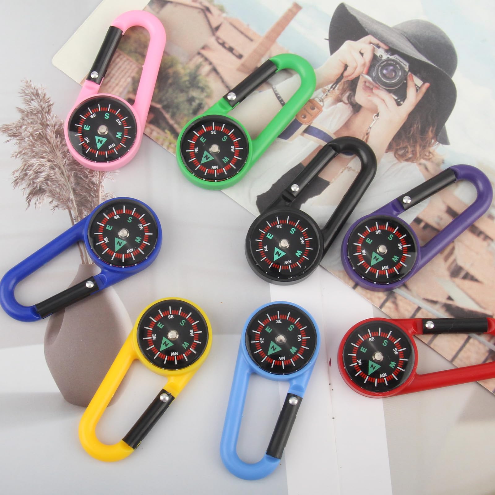 20 Pezzi Mini Bussola Portachiavi Multicolore Bussole con Moschettone Multifunzione Bussola Professionale per Attività All'Aperto Campeggio Escursionismo Arrampicata Viaggiare Pesca