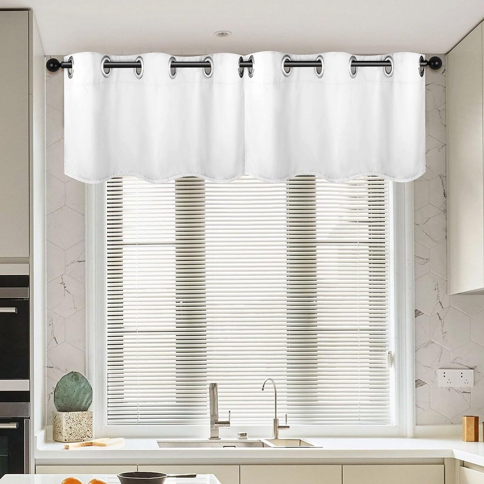 Cortinas con cenefa azul marino para dar un toque artístico y exótico a tu sala de estar
