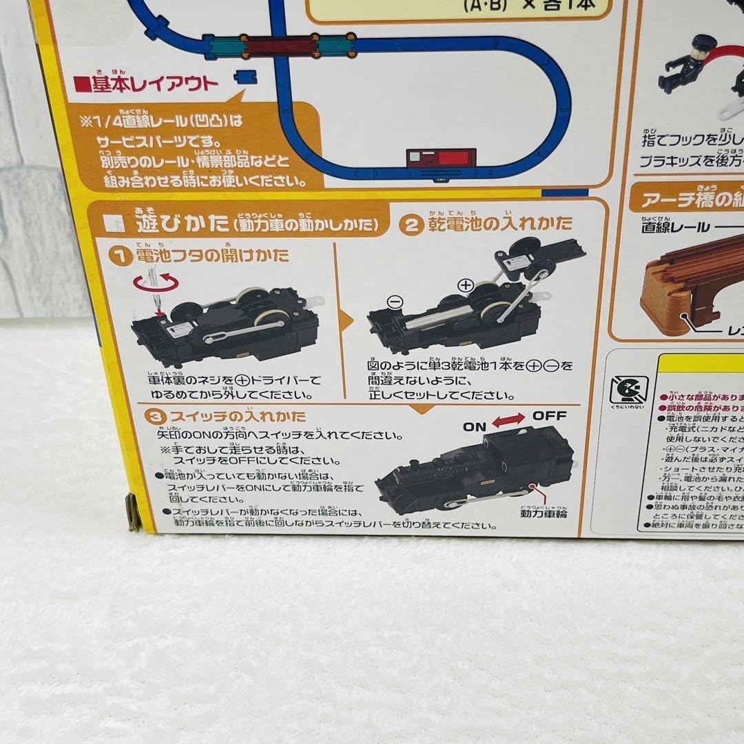 蒸気機関車、標識、レールセットです。 c089b9337fff1930cbd72eec640d6d