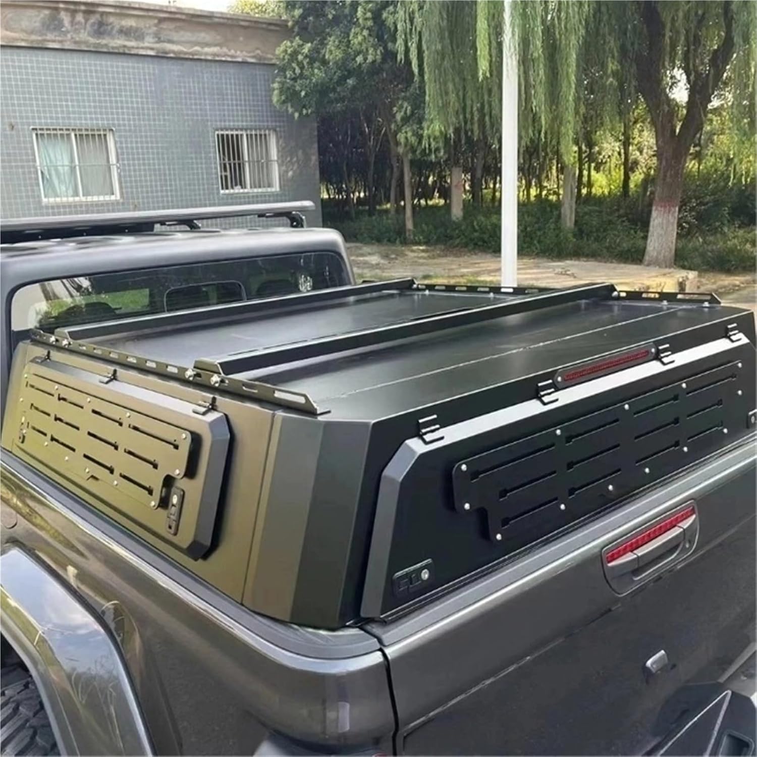 Heavy-Duty 3-Door Truck Bed Topper Compatible for Gladiator Steel Offroad Camper Shell 2024 Lockable Pickup Canopy Cover Aluminum Alloy Construction