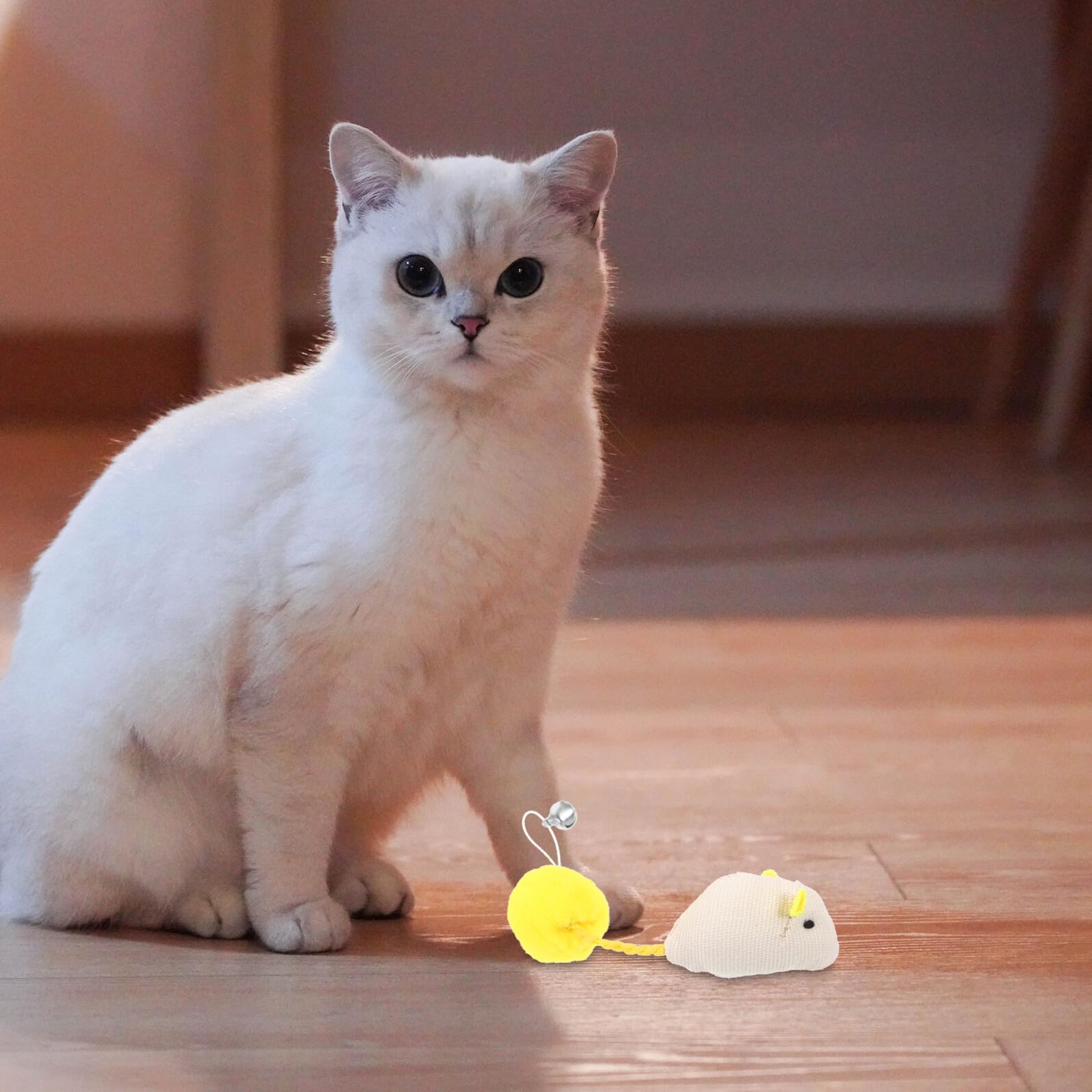 Homoyoyo 6 Pièces Lot de Jouets Souris Peluche pour Chatons avec Cloches Intérieur Stimule Instinct de Chasse Blanc Rose Marron à Griffer pour Chats Actifs