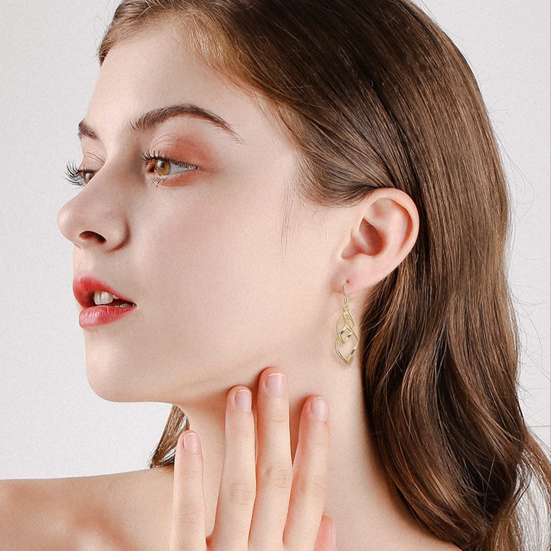 Orecchini pendenti con nappa squisa in argento sterling 925