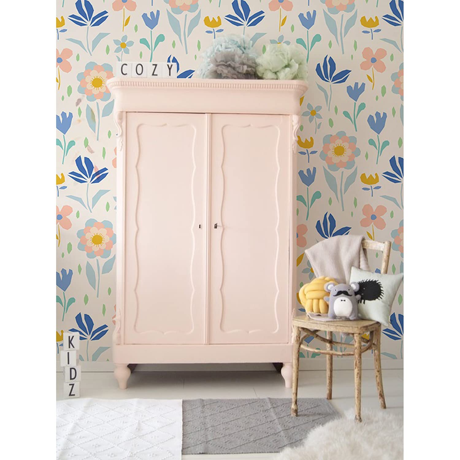 Papier peint fleurs géométriques Coloray pour masquer les imperfections d'un mur de salon