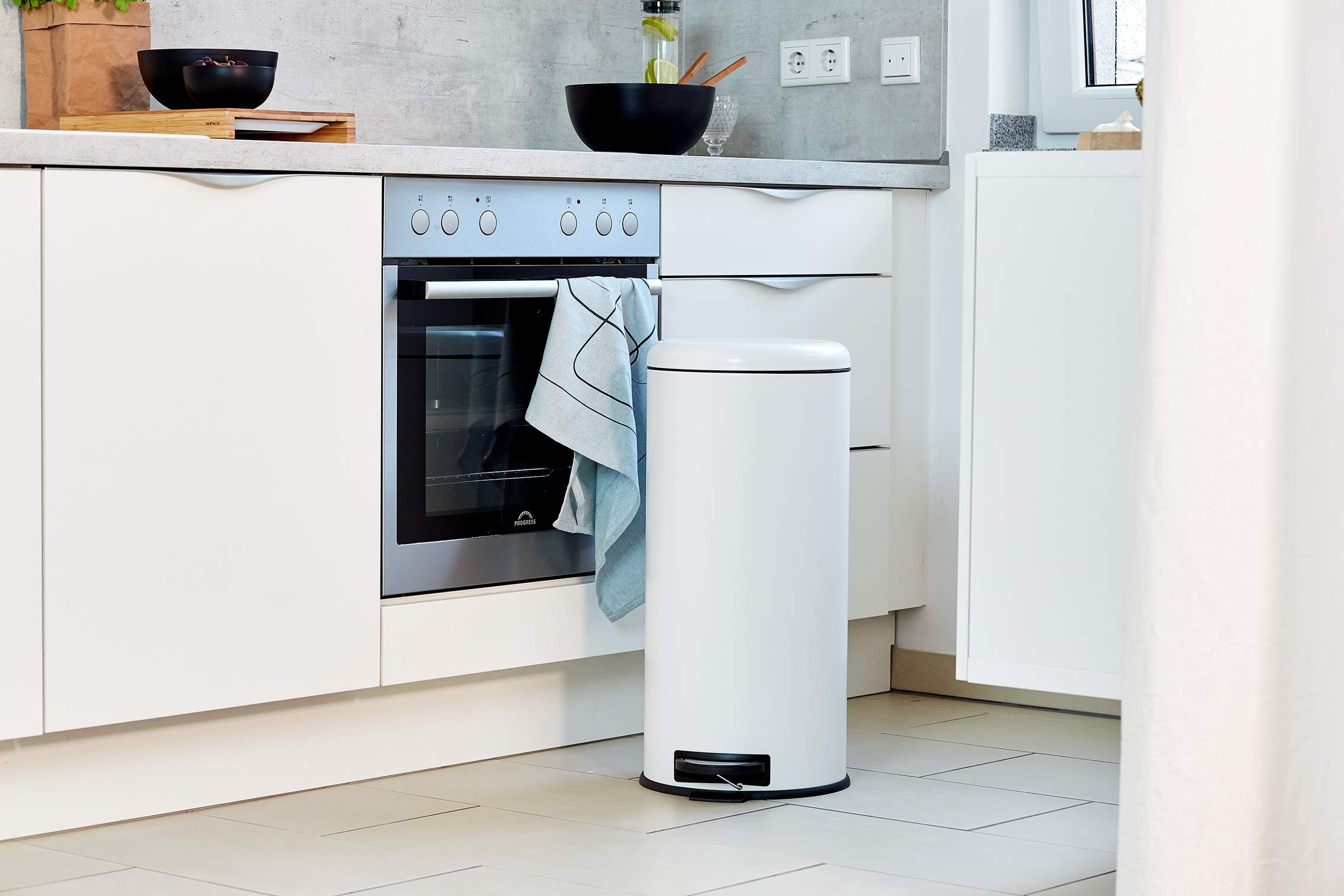 WENKO Treteimer Leman Easy Close Weiß 30 L - Kosmetikeimer, Mülleimer mit Absenkautomatik Fassungsvermögen: 30 l, Stahl, 30.5 x 64 x 37.5 cm, Weiß, 64 x 37.5 x 30.5 cm