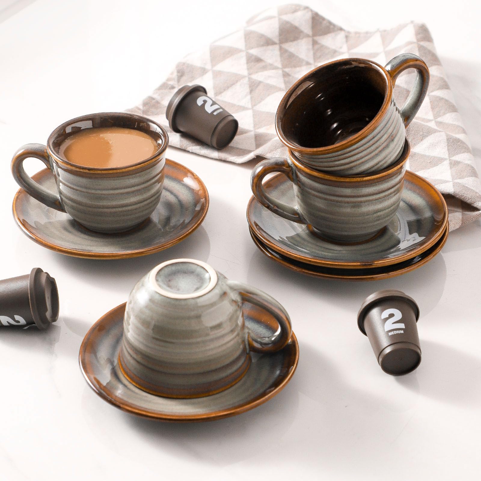 Espressotassen aus Keramik mit Untertassen, 142 ml, Set mit 4 Porzellan-Demitasse-Tassen, kleine Kaffeetassen mit Griff für Kaffee, Tee, Latte und Macchiato, Cappuccino-Tassen für Küche und