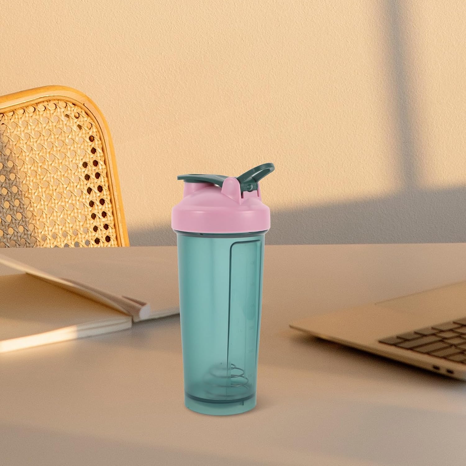 Portable Protein Shaker Cup with Spacious Capacity and Pp Material for Mixing Workout Drinks and Protein Shakes, Sports Water Bottle for Gym and Fitness Use