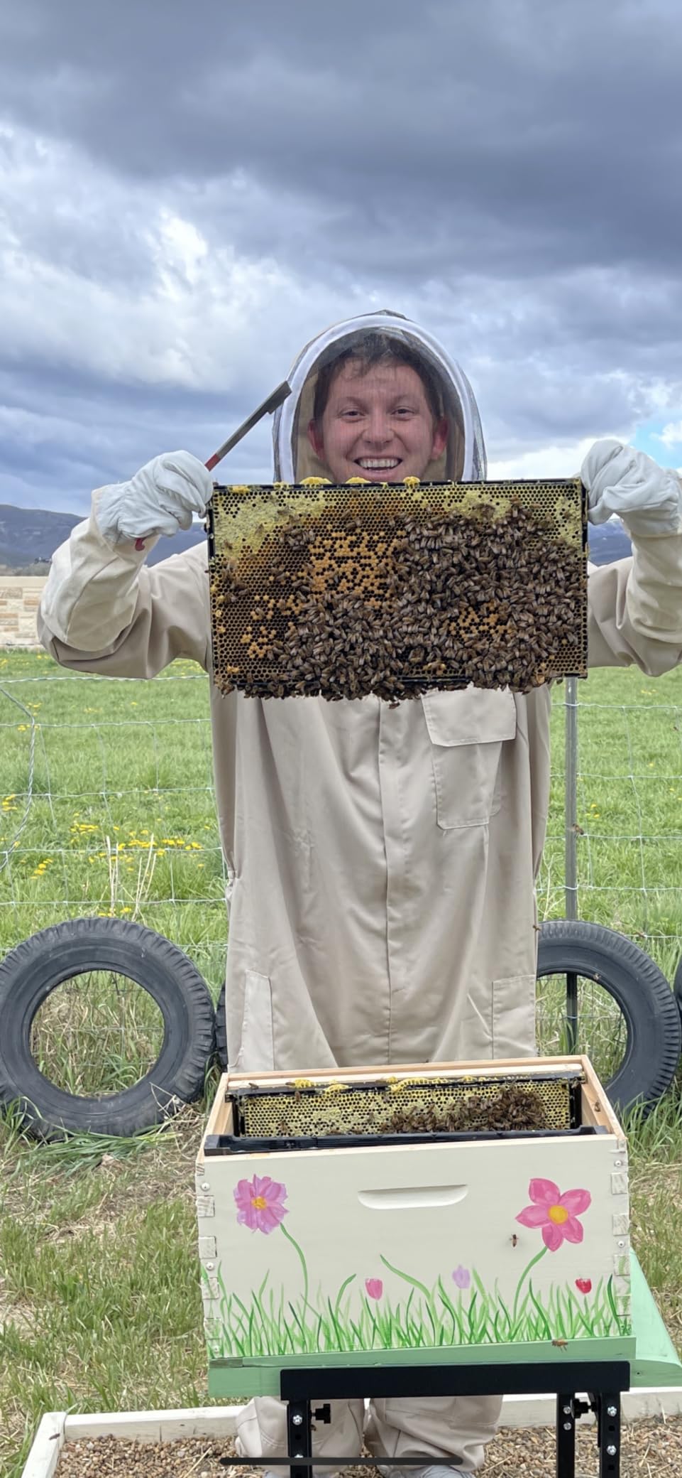 KINGLAKE hive tool showing J-hook design in use