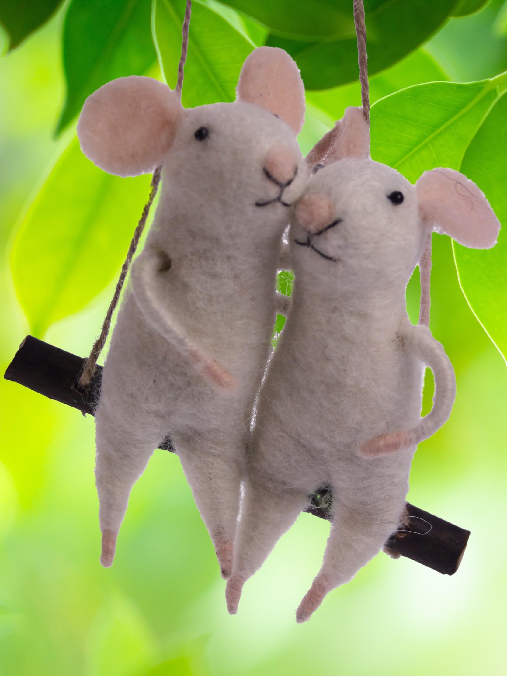 Pommerntraum ® | Dekorationsfigur Sammlerfigur verliebte Mäuse auf der Schaukel Weihnachtsdekoration Weihnachtsmäuse Dekoration Maus Mäuserich (Felix + Frieda)