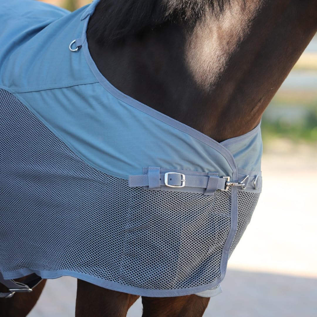 Marengos - Regen- & Fliegendecke Comfort – Pferdedecke mit Mesh, Kreuzgurten, Triplex-Verschluss & Ringe für Halsteil – reißfeste Regendecke – Outdoordecke f. Pferde – Kreideblau – 135cm | Pferdedecke mit Mesh, Kreuzgurten, Triplex-Verschluss & Ringe für