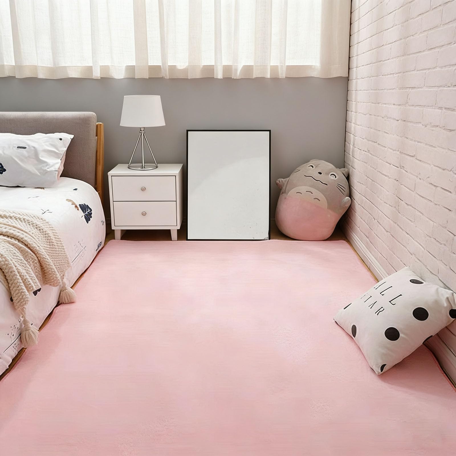 Tapis aspect fourrure rose clair 110x120 cm avec finitions soignées pour un salon élégant