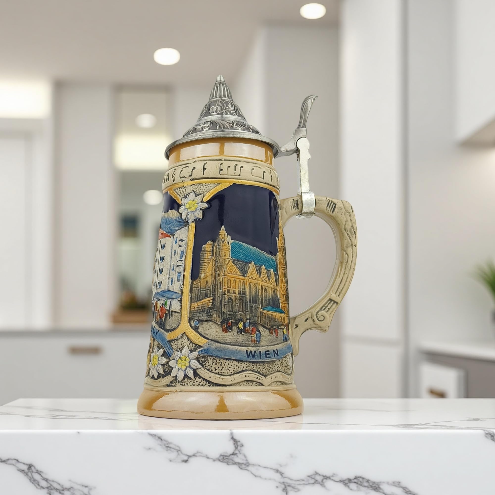 Bierkrug mit Deckel 0,7L mit Österreich-Stadtmotiven – Steinkrug mit Relief-Dekor Wien, Innsbruck & Salzburg – Souvenir & Geschenkidee