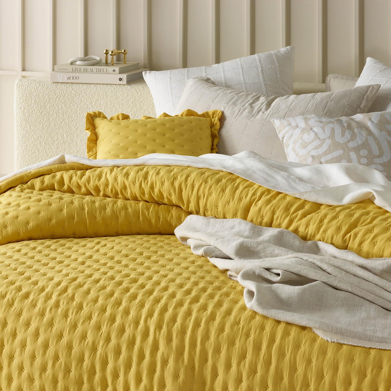 room99 Molly Elegante Colcha en Mostaza 220 x 240 cm Manta versátil como Colcha para Cama o Sofá, Ideal como Colcha para Cama y Sofá