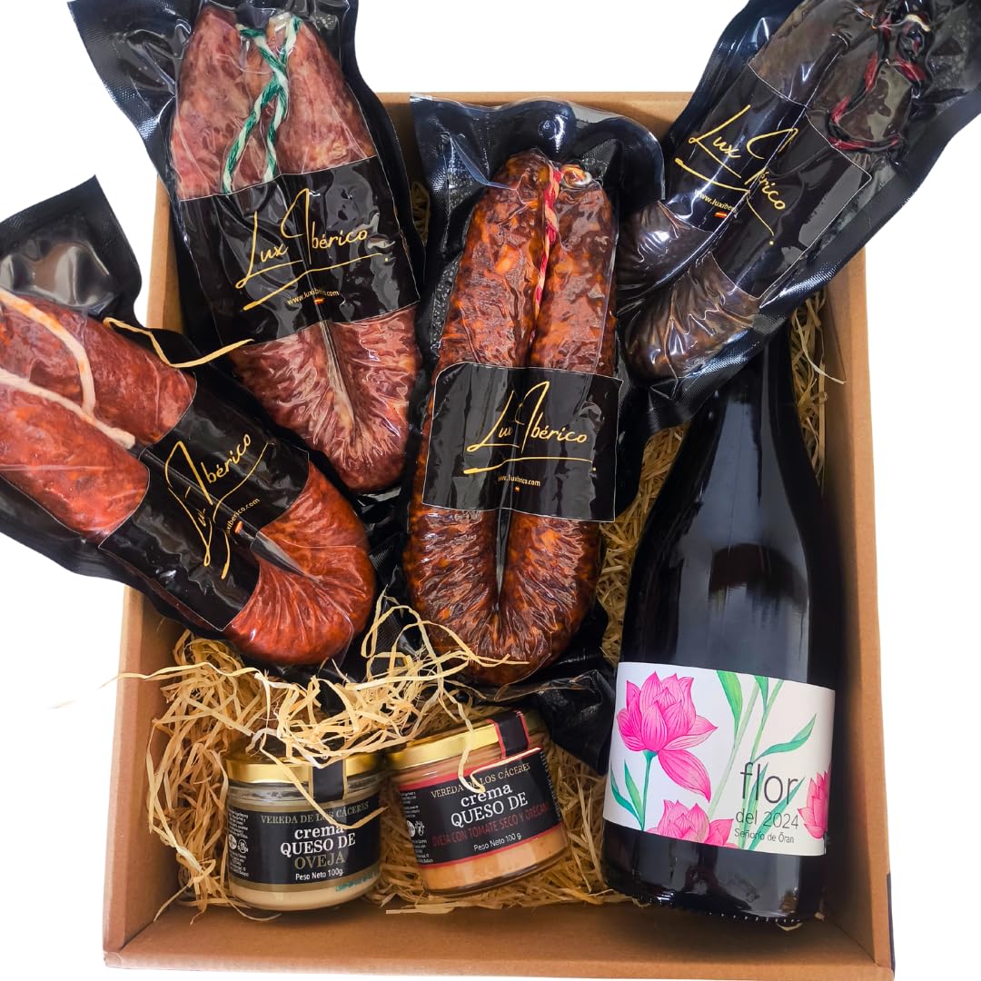 Cesta Gourmet "Capraria" - Vino Tinto, Embutido Ibérico y Morcilla | Vino tinto Gran Oro VinEspaña 2025, herradura de chorizo y salchichón, dos morcillas y dos cremas de queso de oveja.