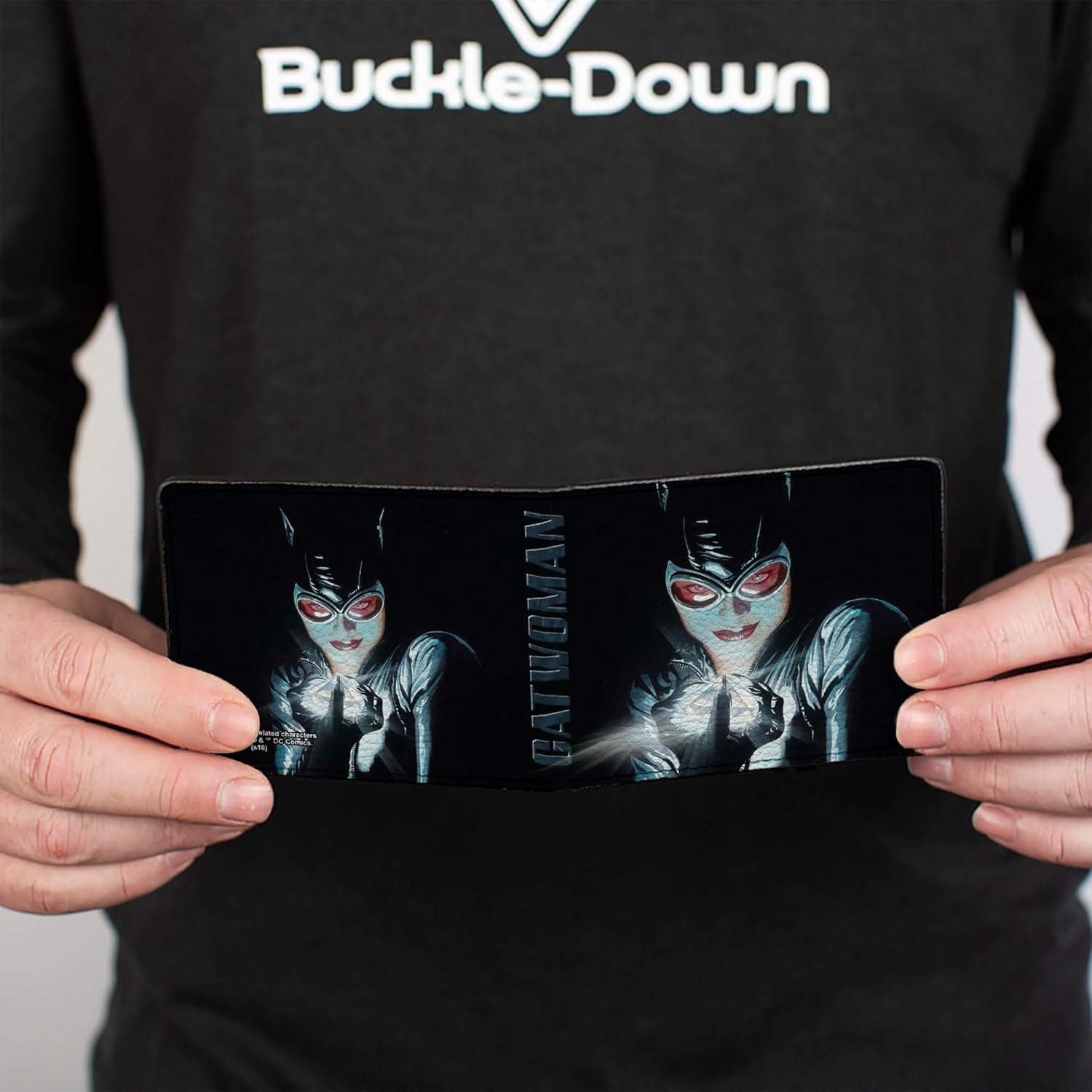 Buckle-Down Men's DC Wallet, Bifold, Catwoman Holding Diamond Batman Issue 685 Comic Book Cover, Vegan Leather, 4.0" x 3.5" - Image 4