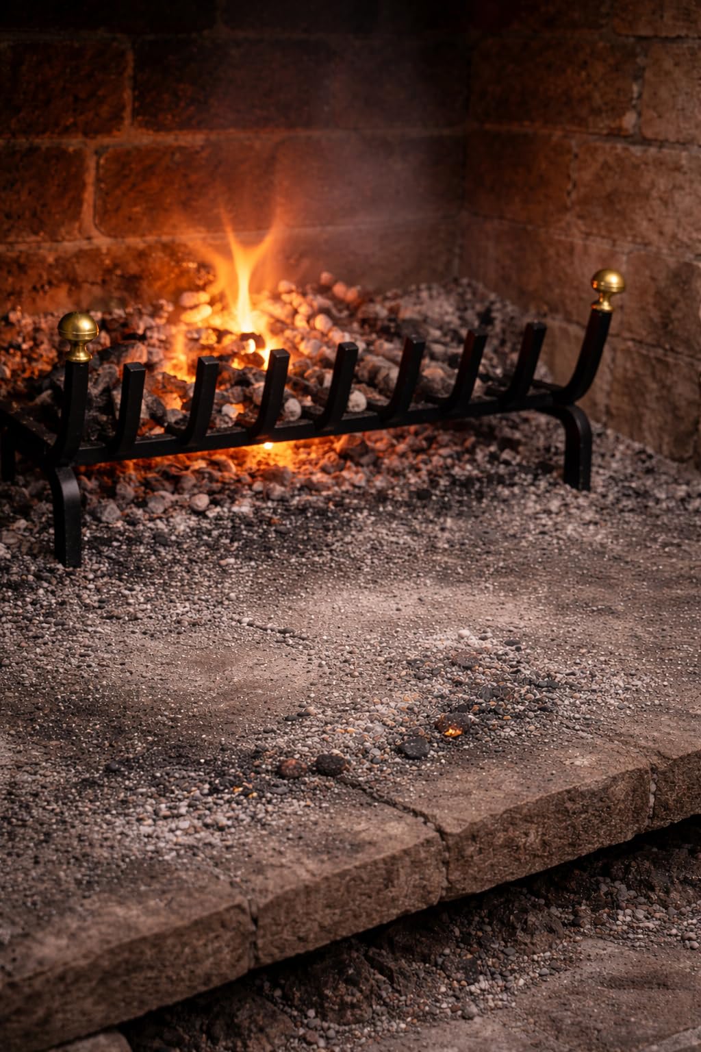 BRUCIALEGNA POGGIALEGNA LEGNA IN FERRO PESANTE PER CAMINO CON POMELLI IN OTTONE (60x30x26h cm)