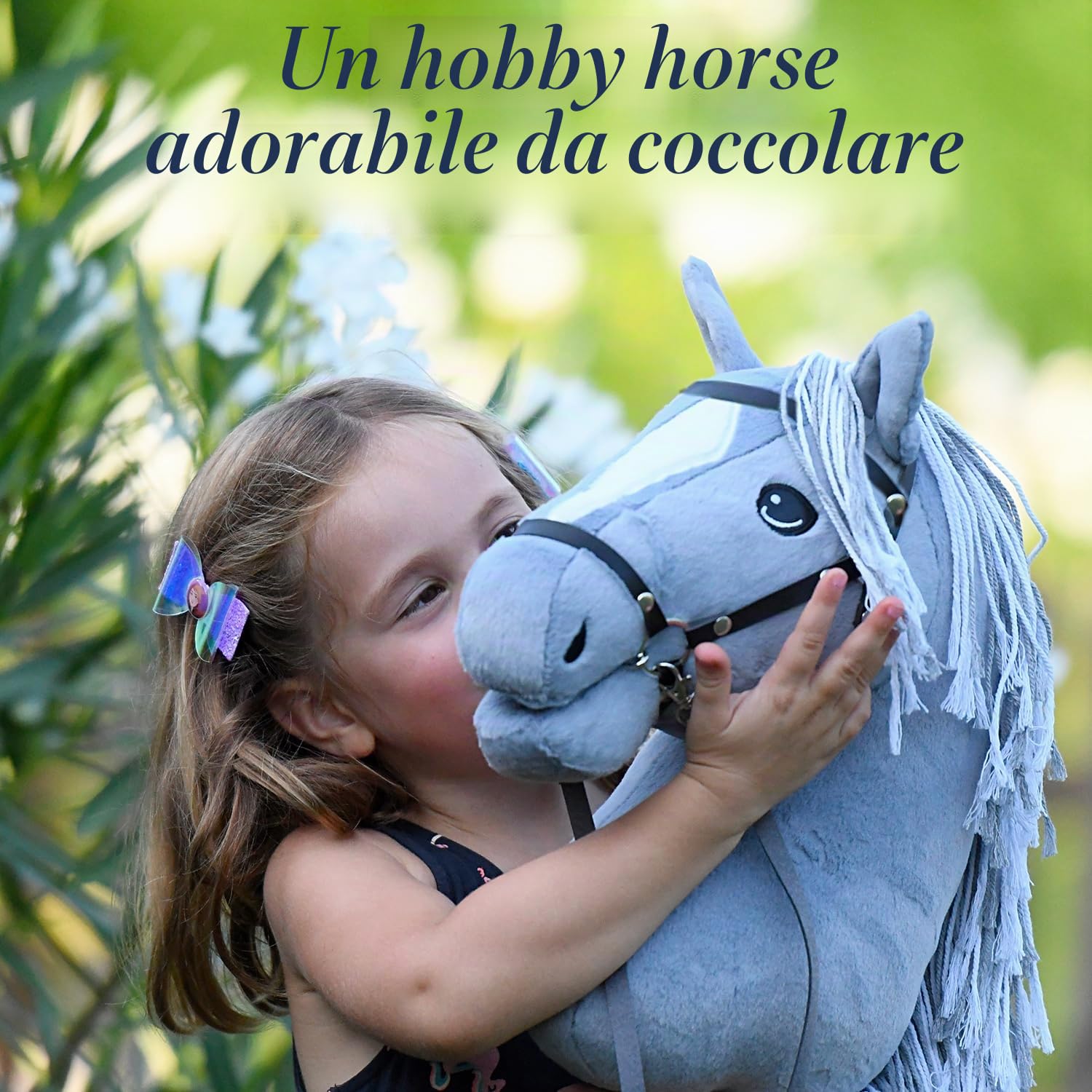 Hobby Horse Grigio A3, cavallo bastone completo di rete, morso, redini e cuffia anti-insetti blu. Testa di cavallo bastone per Hobby Horsing bambini e adolescenti