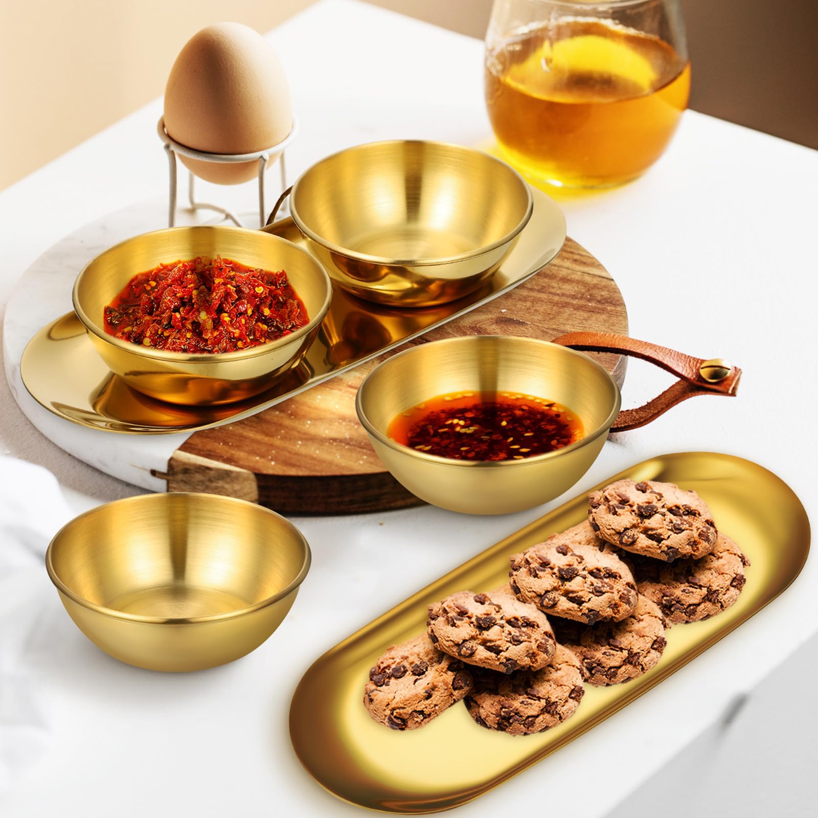 6 Stück Goldene Edelstahl Saucenschälchen und 2 Ovale Serviertabletts für Sushi und Soßengerichte mit Feiner Verarbeitung zum Dekorieren Des Esstisches