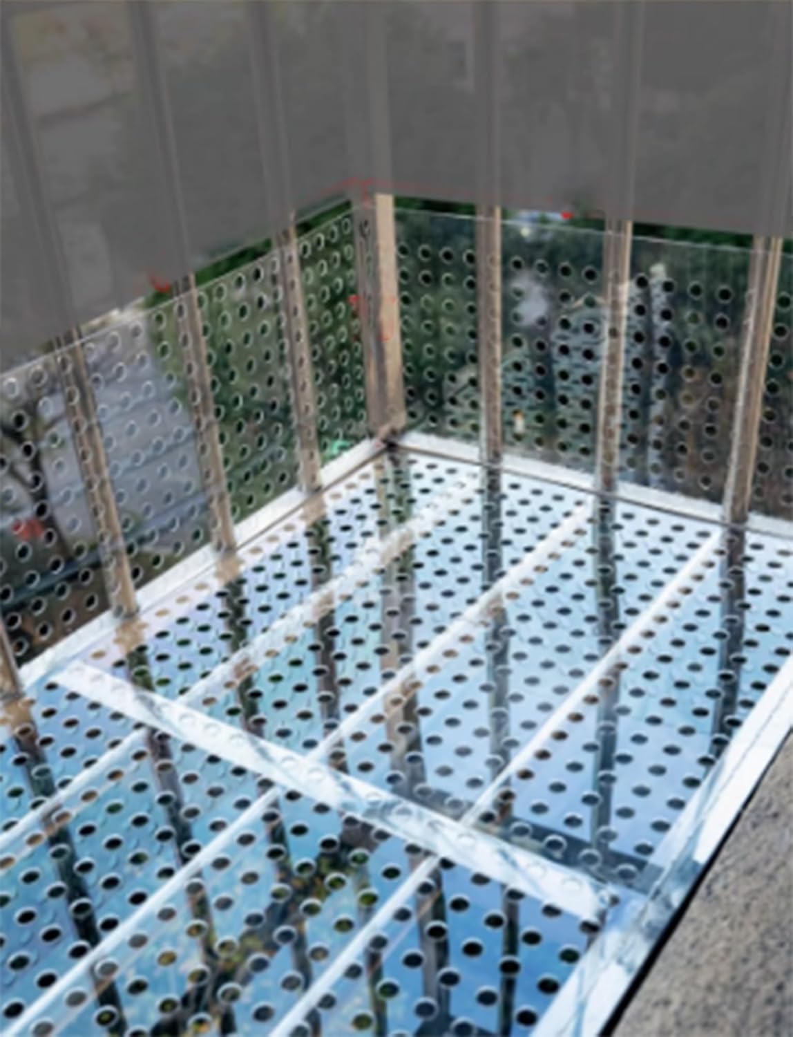 Láminas acrílicas perforadas transparentes: paneles decorativos y protectores versátiles for balcones, jardines y ventanas(80x100cm)
