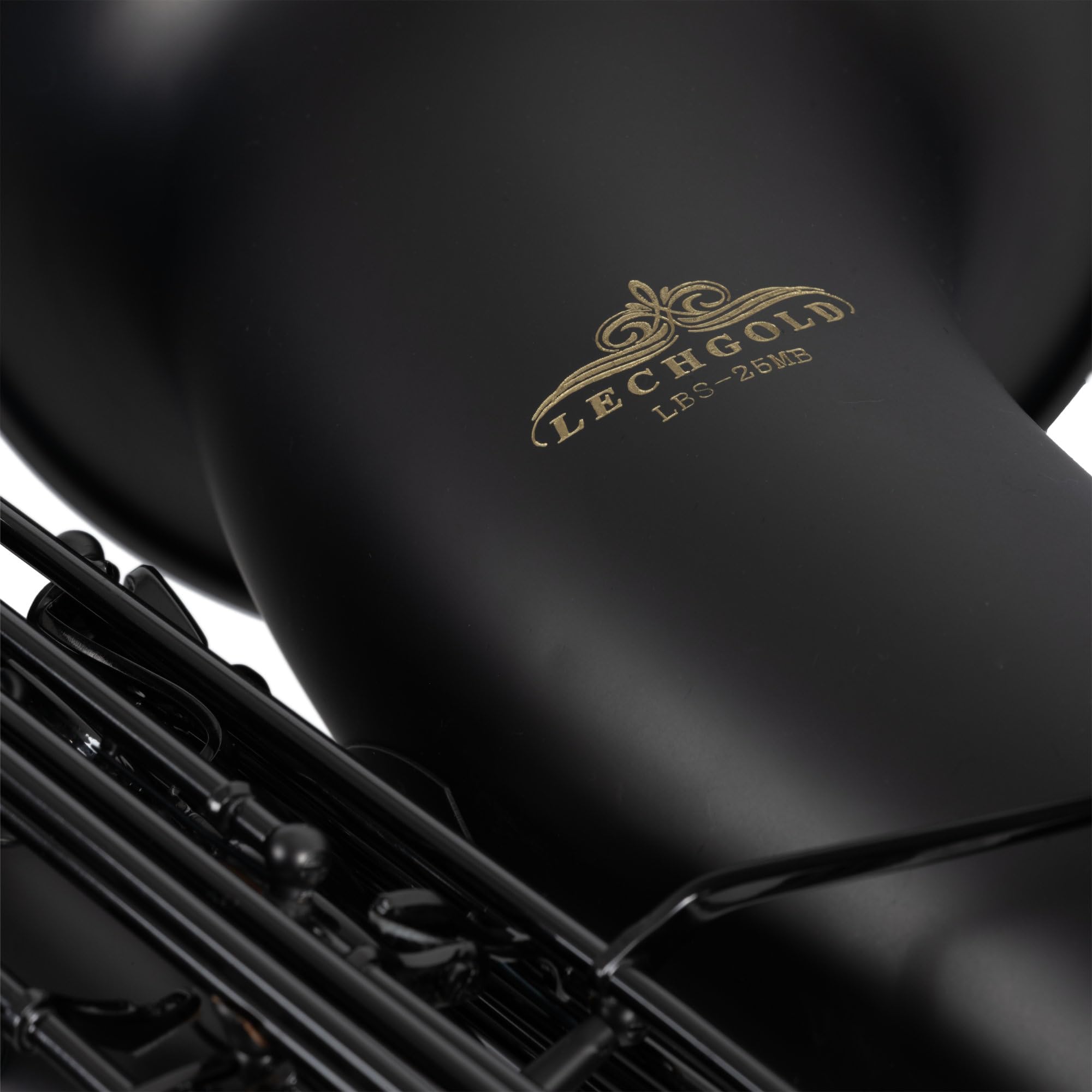LBS-25MB Sassofono Baritono Nero Laccato, Modello: LBS-25MB | Intonazione: Eb, S-Collo: Ottone, nero laccato, Corpo: Ottone, nero laccato, Meccanica: Nichelata nera, Porta spartiti