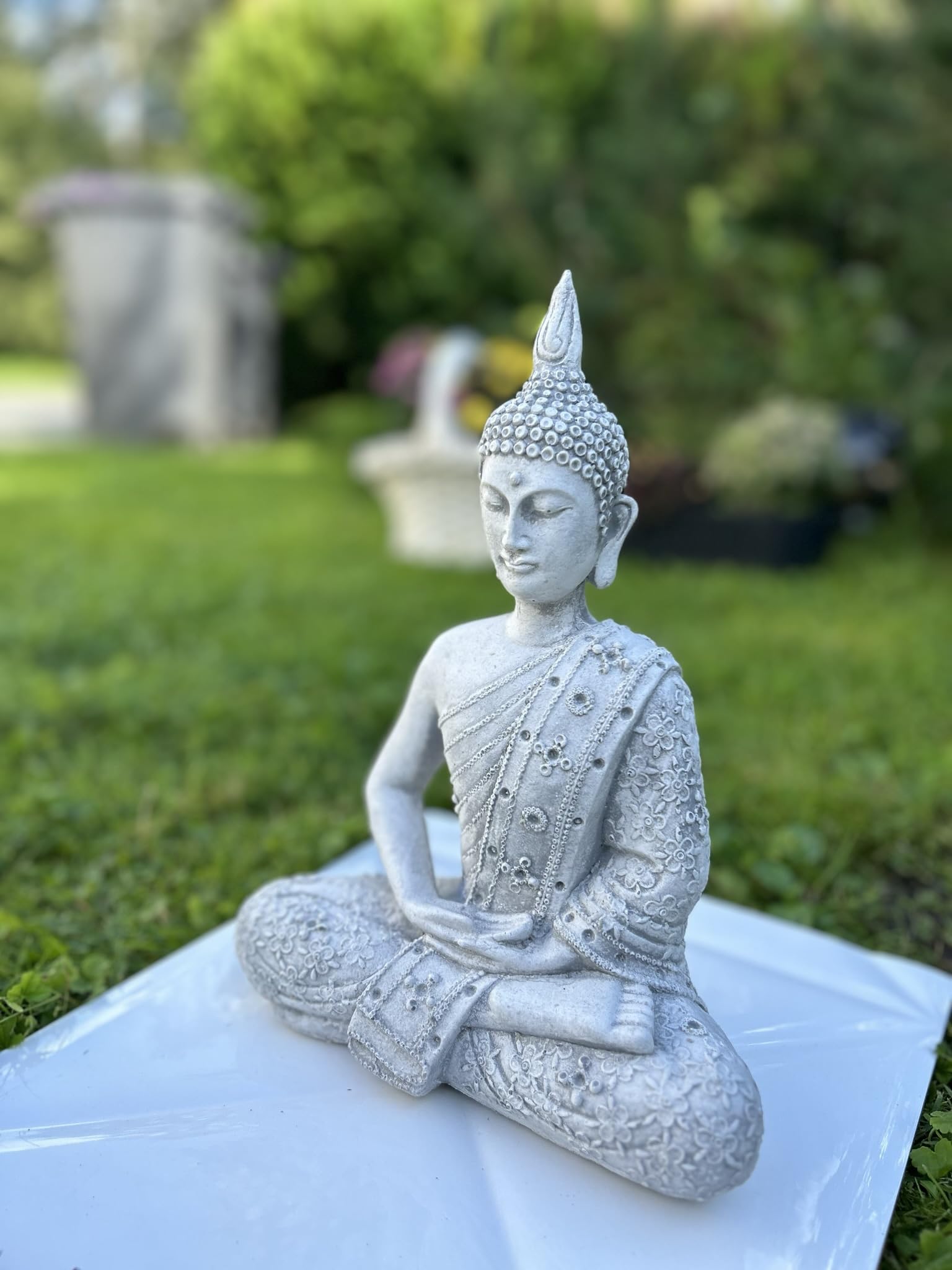 FABRIQ Budda Figur, Thai Buddha Statue Steinguss, drinnen und draußen, grau, wetterfest, massiv L:15 cm W:25 cm H: 30cm Gewicht: 3kg