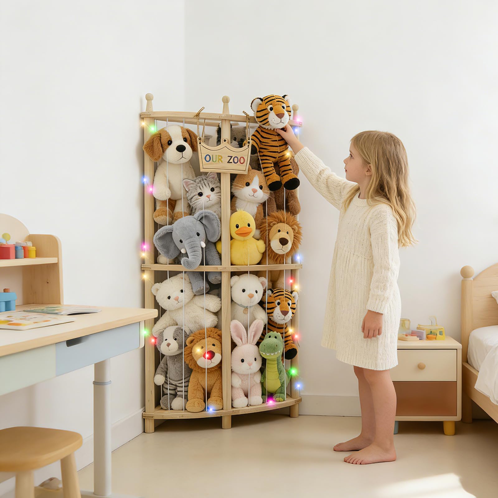 Angolo Porta Peluche 2 Ripiani in Legno Massivo con Luci LED, 96×44×44cm Organizzatore Senza Ruote, Supporto Peluche con Fascia Elastica per Cameretta Bambini, Sala Giochi & Soggiorno