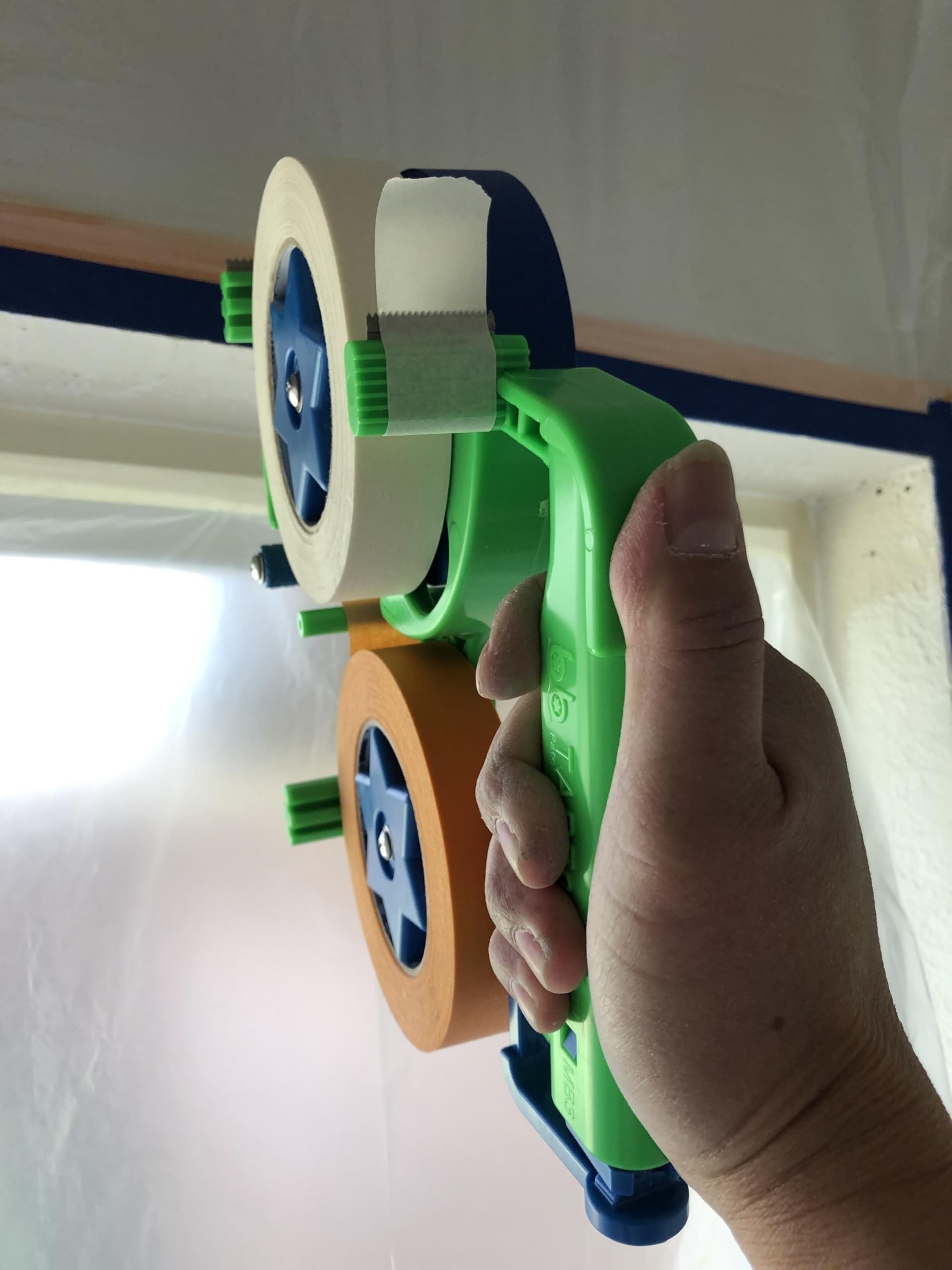 Dispensador de cinta adhesiva manual para dispensar tiras de cinta unidas en sentido inverso individual/doble o triple
