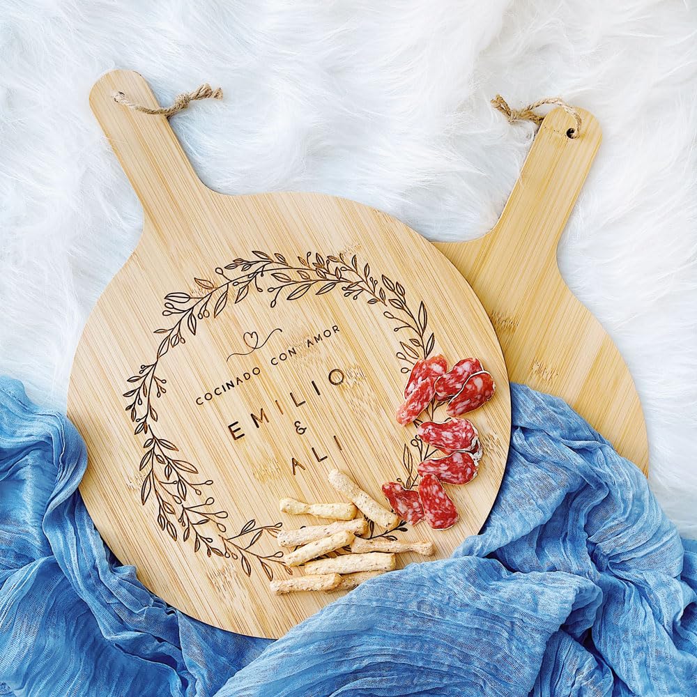 MONAMI - Tabla de madera de bambú para pizza personalizada grabada. Varios modelos a elegir con frase y nombres personalizable. Regalo ideal y original