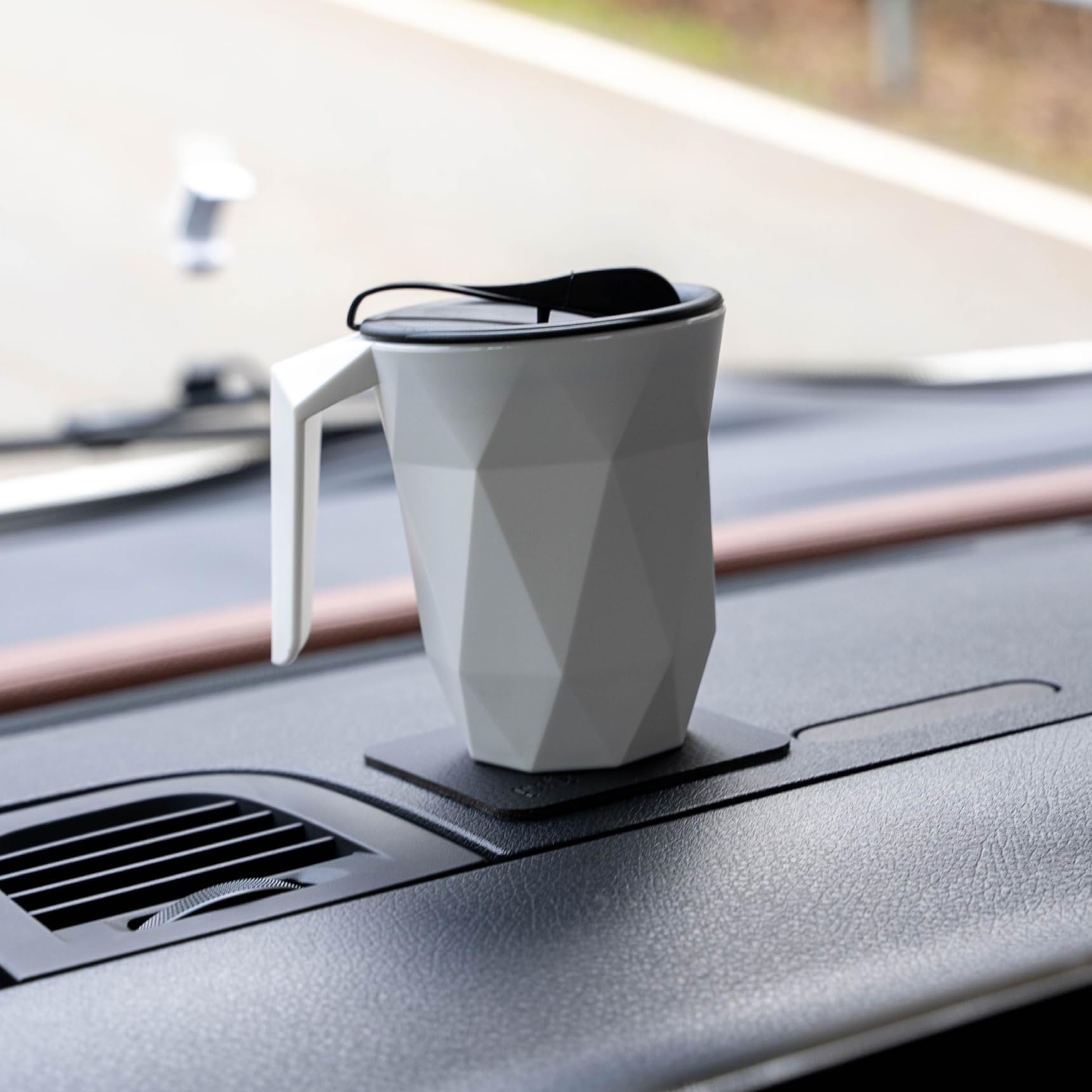 Kubek z uchem TO-GO z metalowym nano-żelowym podkładem BLACK