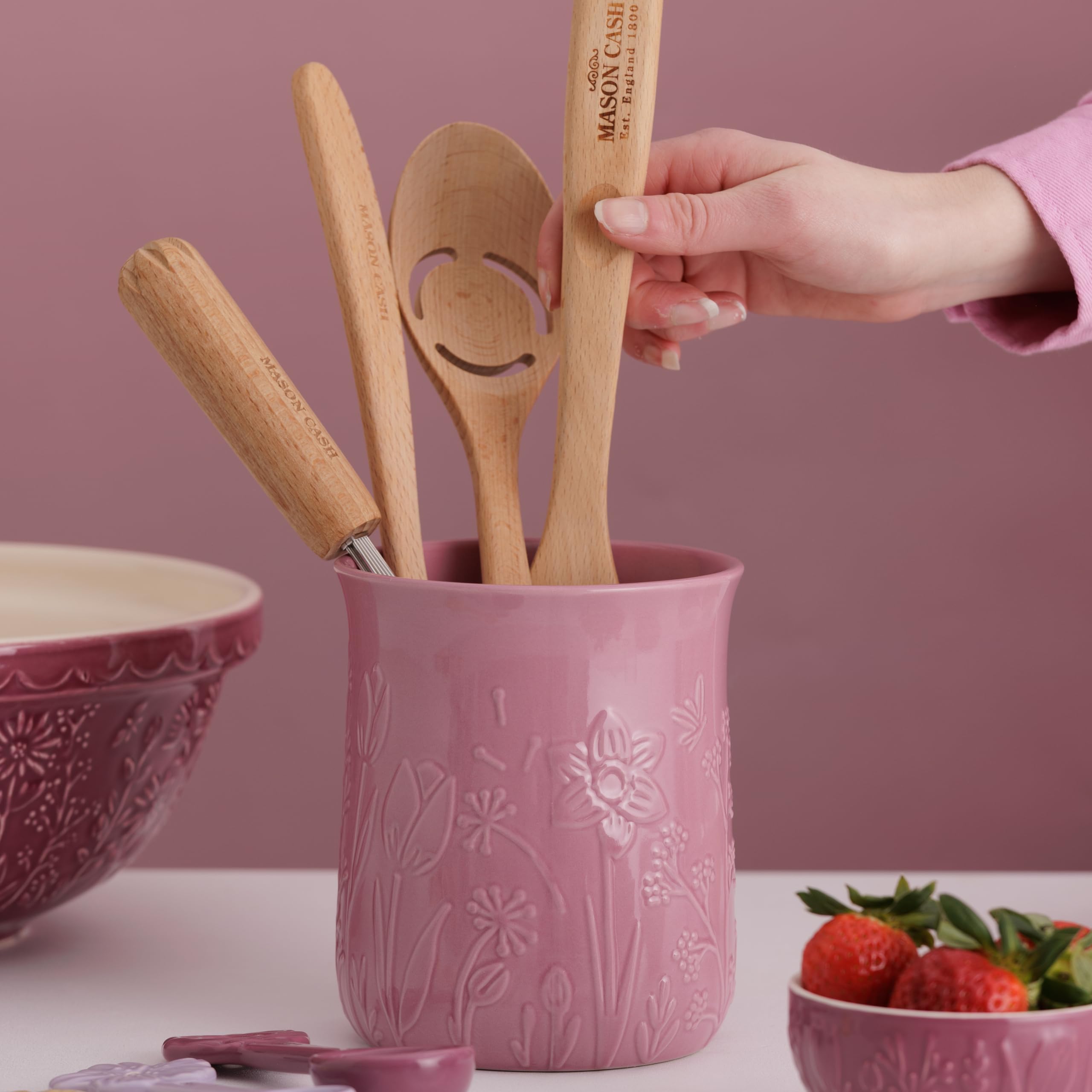 Mason Cash In the Meadow Utensilienhalter, 1,3 l, geprägtes Blumendesign, langlebiges Steingut, ideal für die Aufbewahrung von Küchenutensilien und Gadgets, klassische Küchenaufbewahrung (H15 x Ø 12,5