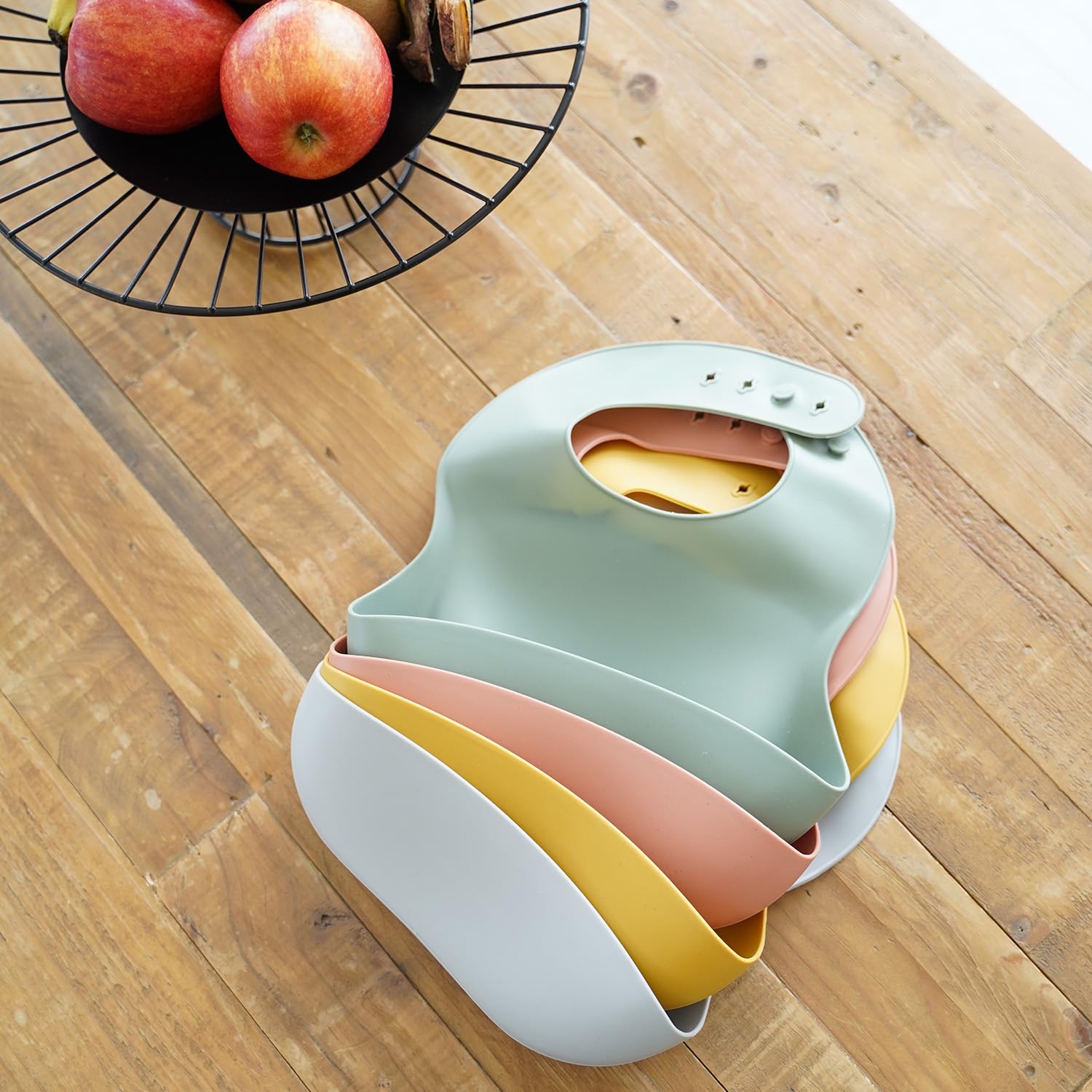 THERMOBABY - Set di 2 bavaglini in silicone morbido per neonati con tasca di recupero - Regolabili e facili da pulire - Ideale per i pasti - Pratico e impermeabile (verde cactus e pesca)