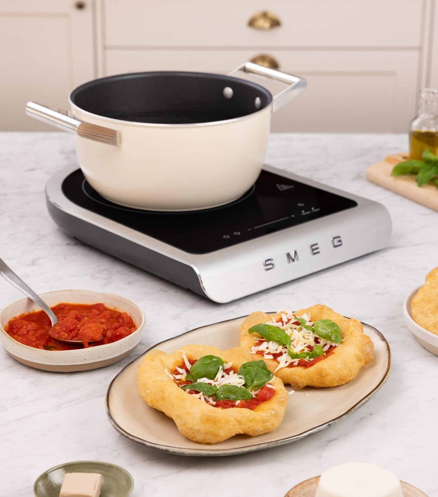 Smeg, Plaque de Cuisson à Induction Portable PIC01BLMEU, Programmes de Barbecue, Fonction de Friture et de Maintien au Chaud, 9 Niveaux de Puissance, Fonction Boost, Accessoires Inclus, 2100W, Noir