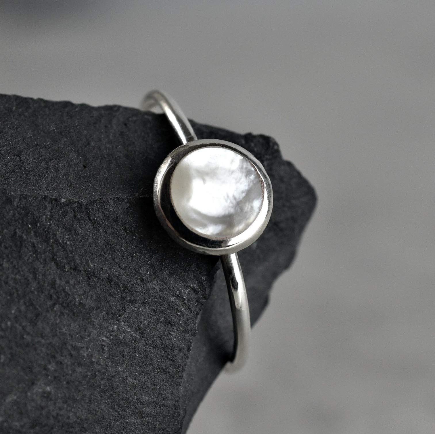 MadamLili - Perlmutt Ring Weiß aus 925 Sterling Silber - Größe nach Wunsch - Perlmutter - Maritimer Schmuck mit Geschenkbox