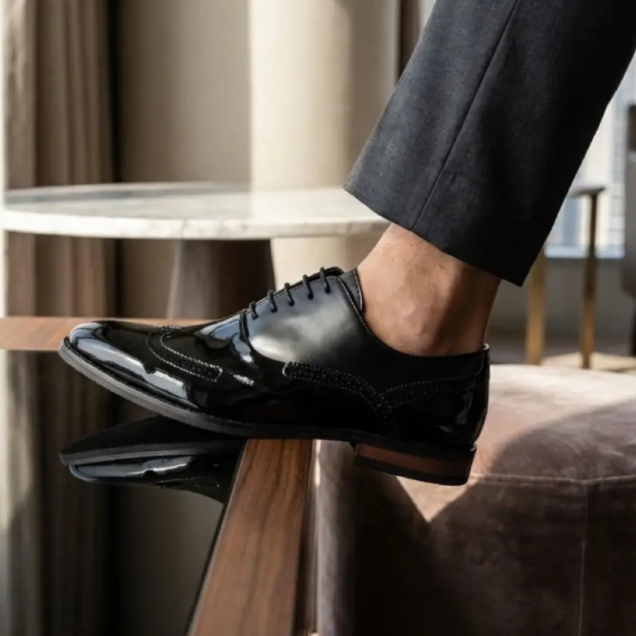 Scarpe Eleganti Stringate Classiche Oxford da Uomo Dolcetto in Similpelle Verniciata Nera, Modello Brogue.