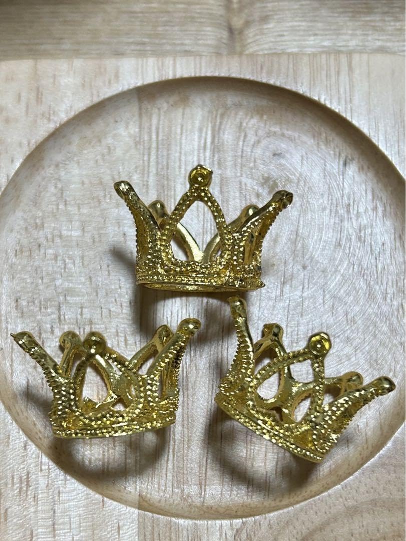 Amazon.co.jp: ゴールドカラー クラウン 王冠 Crown 台座 スタンド